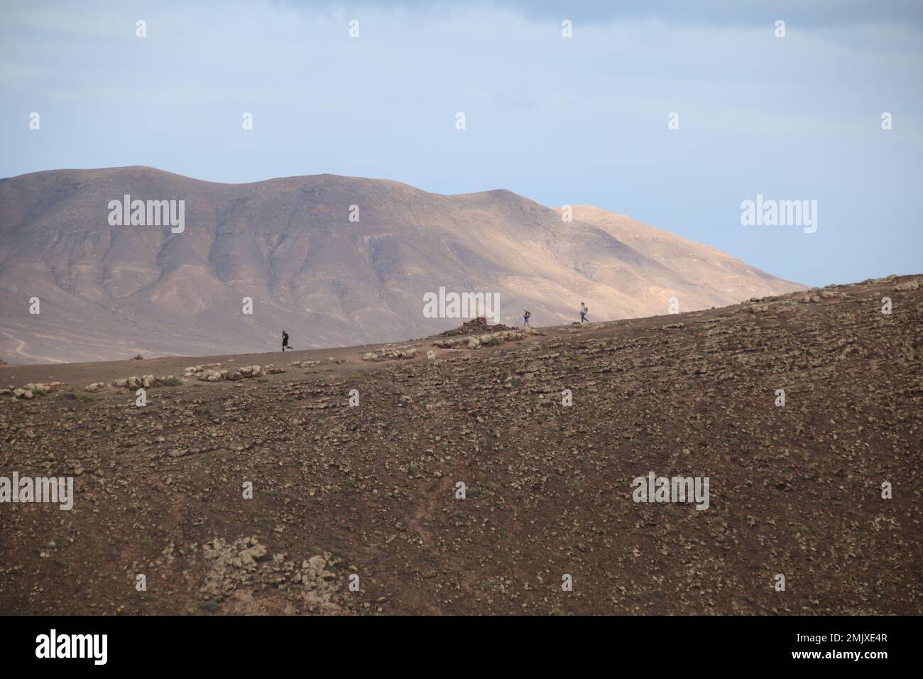 les marcheurs ont l'air minuscules au sommet des montagnes Banque D'Images