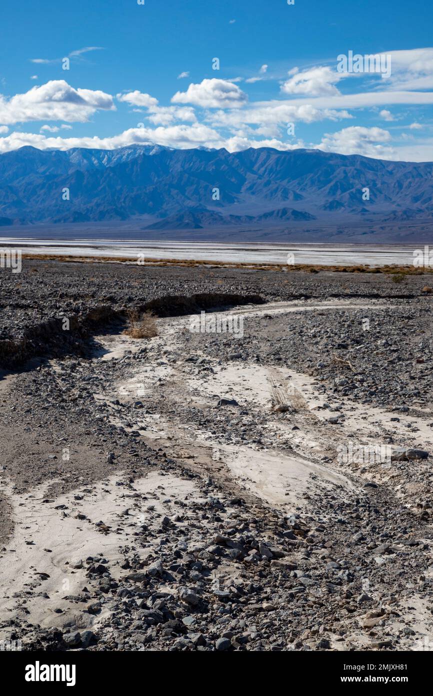 Paysage désertique montrant des caractéristiques érosionnelles dues à des inondations récentes dans le parc Naitonal de la Vallée de la mort. Banque D'Images