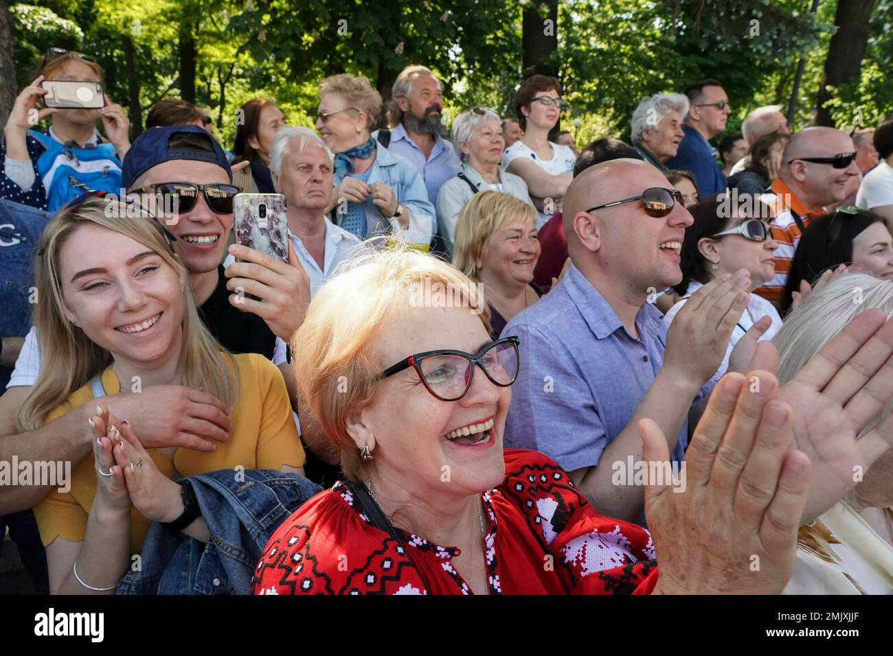 People cheer as they gather near Verkhovna Rada, the Ukrainian parliament, during the inauguration ceremony of new Ukrainian President Volodymyr Zelenskiy in Kiev, Ukraine, Monday, May 20, 2019. Television star Volodymyr Zelenskiy has been sworn in as Ukraine's next president after he beat the incumbent at the polls last month. The ceremony was held at Ukrainian parliament in Kiev on Monday morning. (AP Photo/Evgeniy Maloletka) Banque D'Images