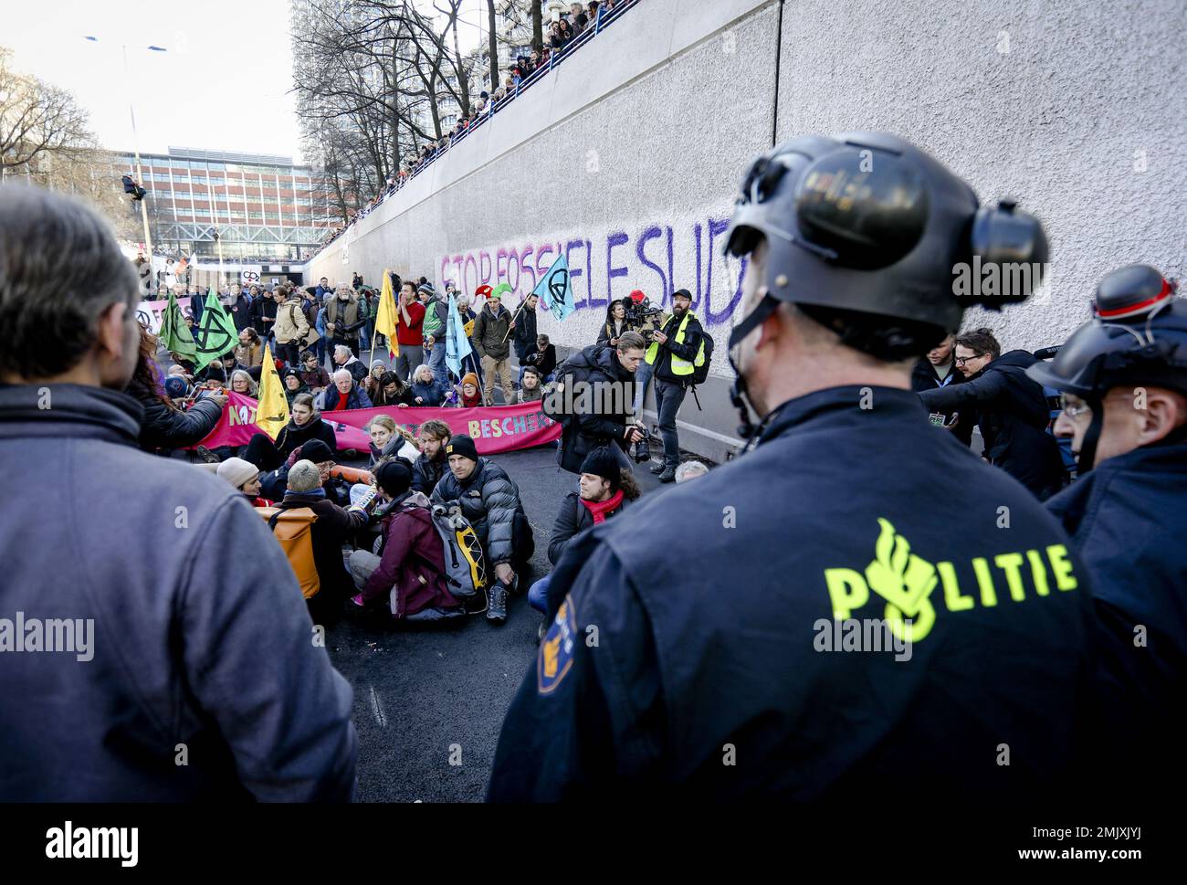 La Haye, pays-Bas. 28th janvier 2023. LA HAYE - la police intervient lors de la manifestation de la rébellion d'extinction du groupe d'action sur le climat près de A12 entre le Ministère des affaires économiques et du climat et la Chambre temporaire des représentants. Les militants du climat du groupe d'action ont été précédemment arrêtés pour suspicion de sédition. ANP EVA PLEVIER pays-bas - belgique sortie crédit: ANP/Alay Live News Banque D'Images