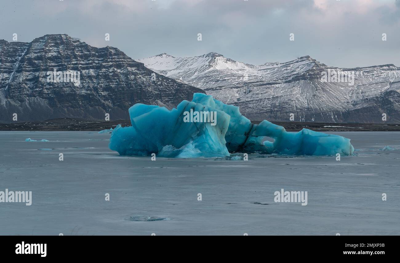 Iceberg sur le lac glaciaire en Islande Banque D'Images