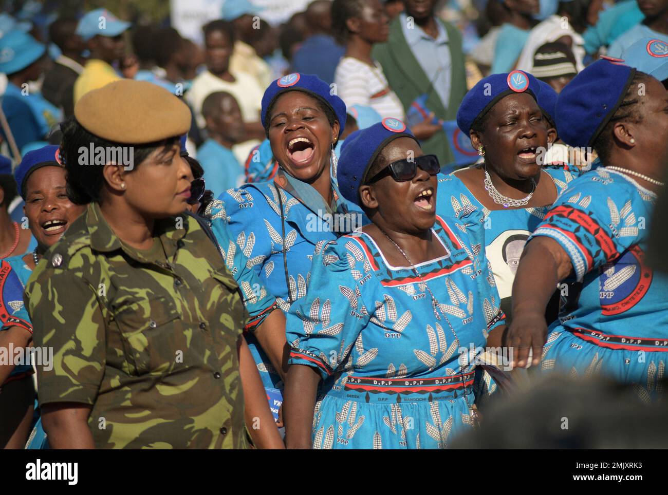 Democratic Progressive Party (DPP) supporters attend a final election rally led by Malawian President, Peter Mutharika, in Blantyre, Malawi Saturday, May 18, 2019. More than 6 million people are registered to vote in an election Tuesday that will decide 193 parliamentary seats. Top issues include fighting corruption, achieving economic growth and creating jobs in one of the world's poorest countries. (AP Photo/Thoko Chikondi) Banque D'Images