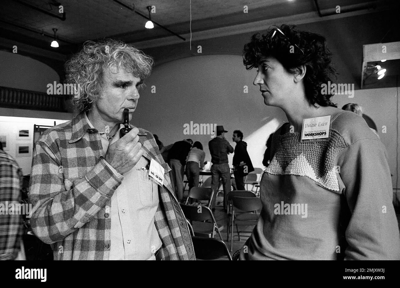 Le photographe américain Harvey Lloyd discute avec l'artiste visuelle française Viviane Esders, ateliers photographiques Rockport, Rockport, Maine, 1982. Banque D'Images