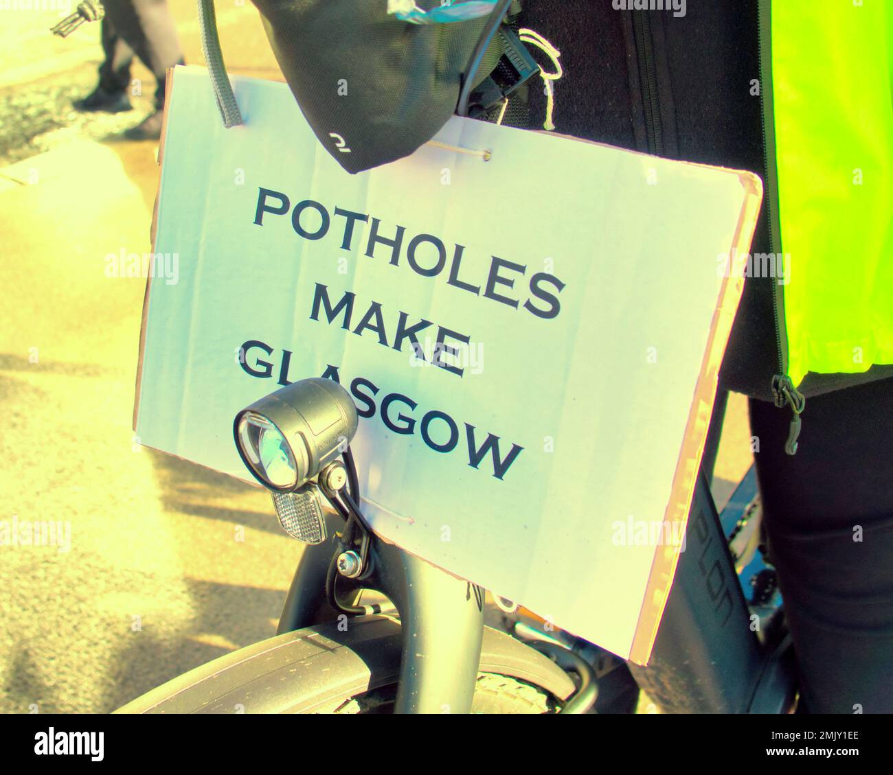 Glasgow, Écosse, Royaume-Uni 28th janvier 2023. Une grande foule de manifestants brandiés d'une bannière financée par la foule a reçu l'approbation des automobilistes qui se sont présentés sur le côté de la route avec un grand nid-de-poule lors de la manifestation de potholes devant le siège du conseil, sur la place george. Crédit Gerard Ferry/Alay Live News Banque D'Images