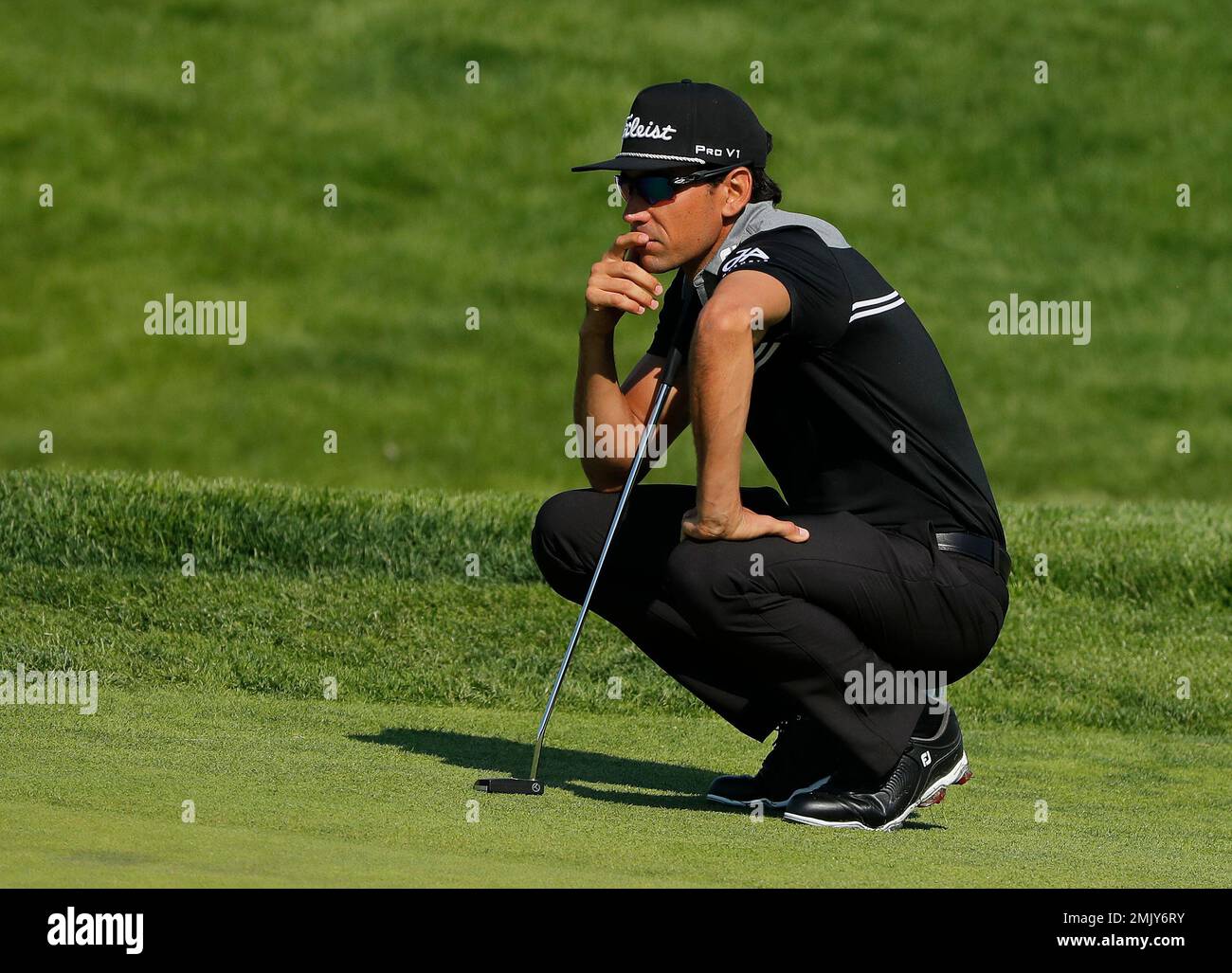 Rafa Cabrera Bello, of Spain, lines up a putt on the 16th green during the second round of the PGA Championship golf tournament, Friday, May 17, 2019, at Bethpage Black in Farmingdale, N.Y. (AP Photo/Andres Kudacki) Banque D'Images