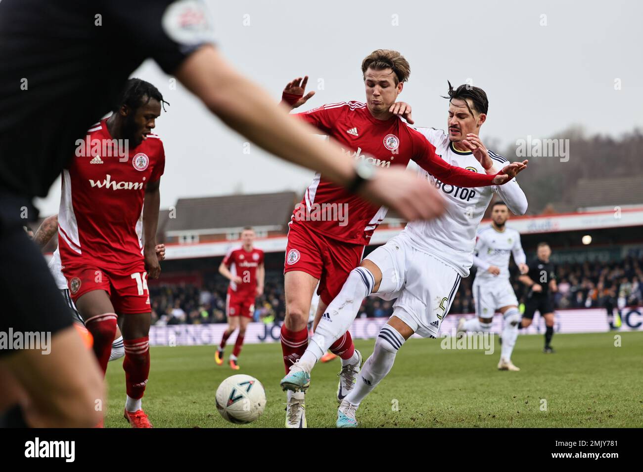 Accrington, Royaume-Uni. 28th janvier 2023. Tommy Leigh d'Accrington Stanley est abordé par Robin Koch de Leeds United lors du match rond de la FA Cup 4th entre Accrington Stanley et Leeds United au stade Wham, à Accrington, le samedi 28th janvier 2023. (Credit: Pat Scaasi | MI News) Credit: MI News & Sport /Alay Live News Banque D'Images