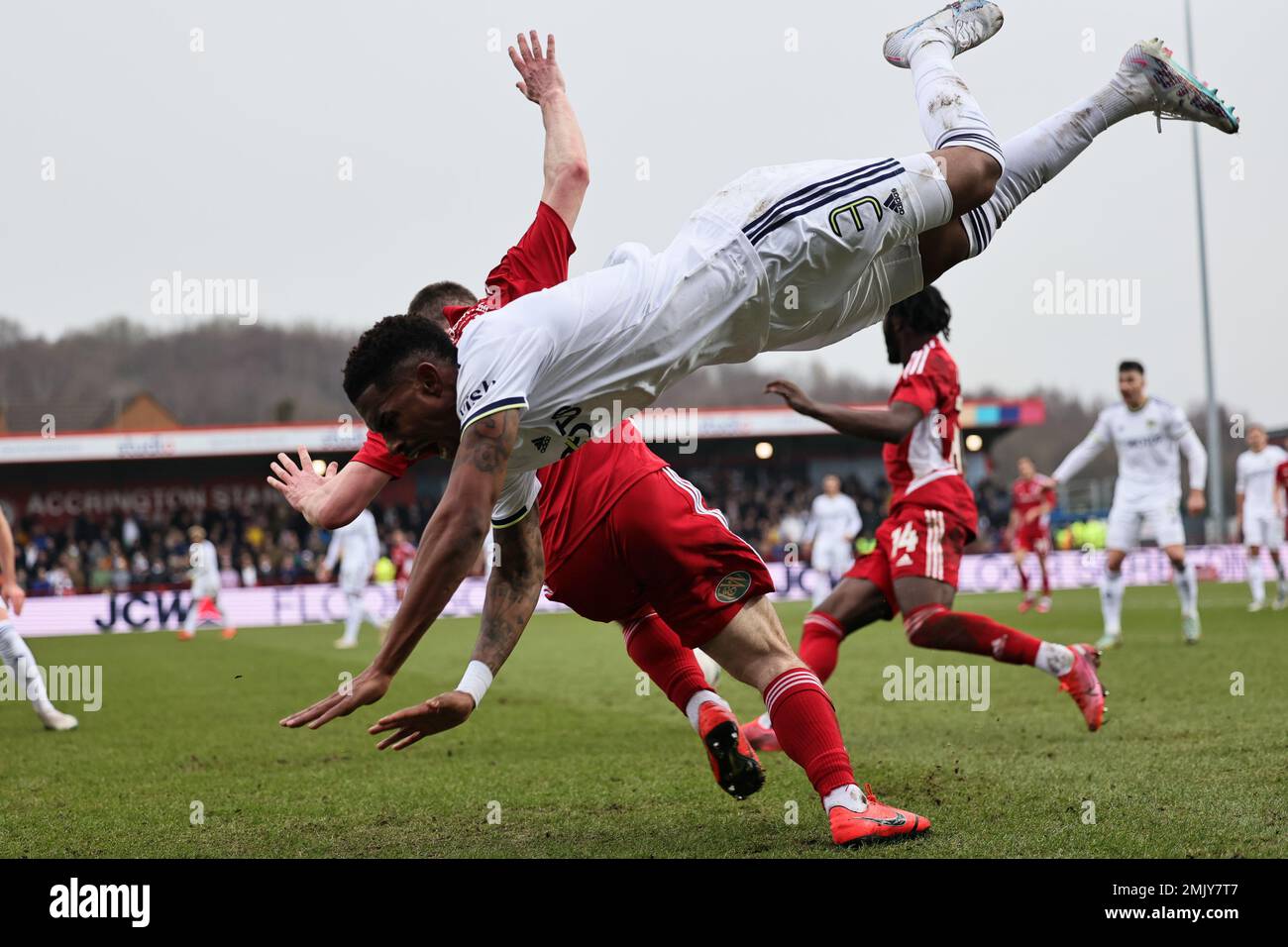 Accrington, Royaume-Uni. 28th janvier 2023. Junior Firpo de Leeds United est bouleverser par Liam Coyle d'Accrington Stanley lors du match rond FA Cup 4th entre Accrington Stanley et Leeds United au stade Wham, à Accrington, le samedi 28th janvier 2023. (Credit: Pat Scaasi | MI News) Credit: MI News & Sport /Alay Live News Banque D'Images