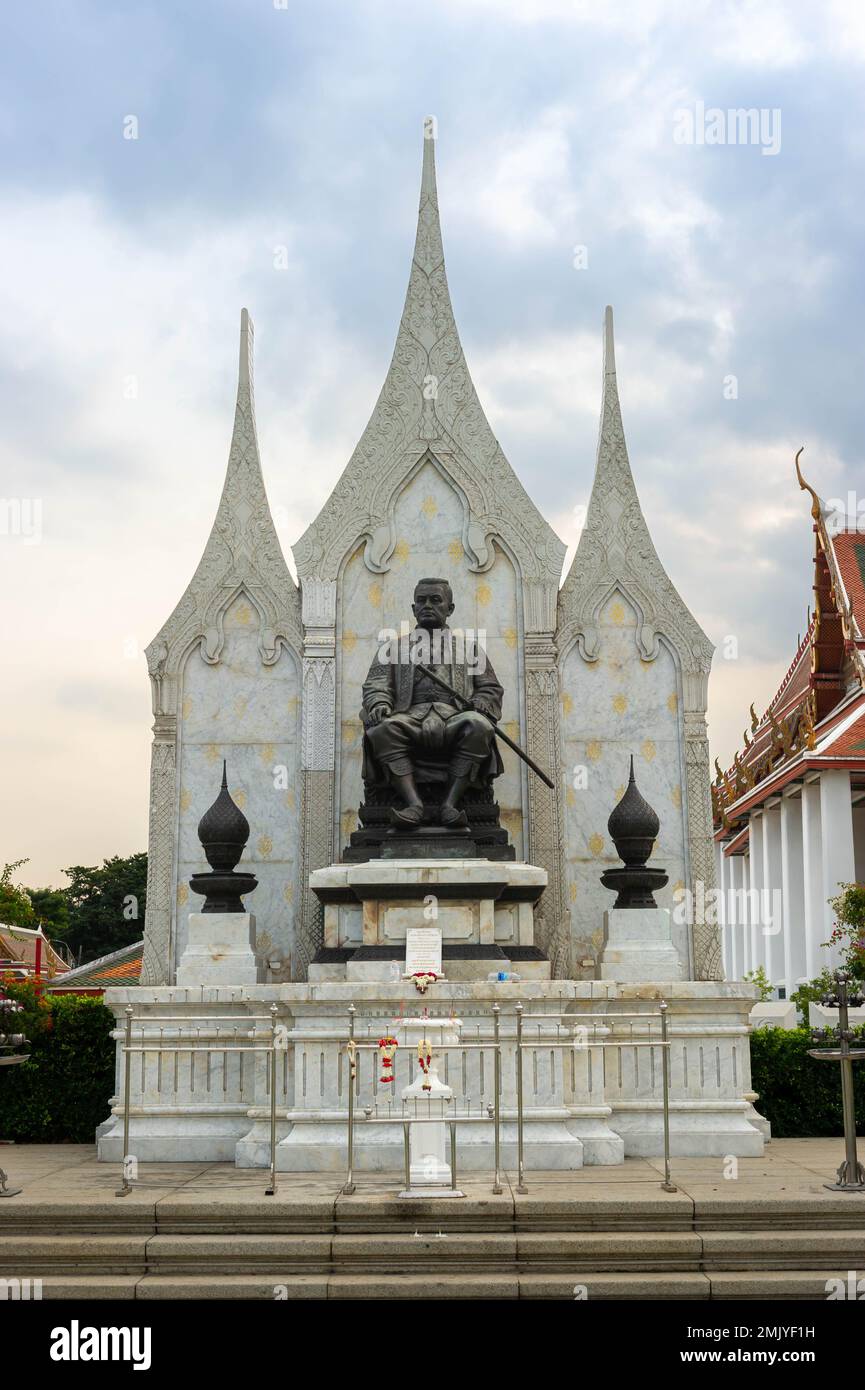 Statue du Roi thaïlandais Rama III Wat Ratchanatdaram Worawihan (Loha Prasat), Bangkok, Thaïlande Banque D'Images