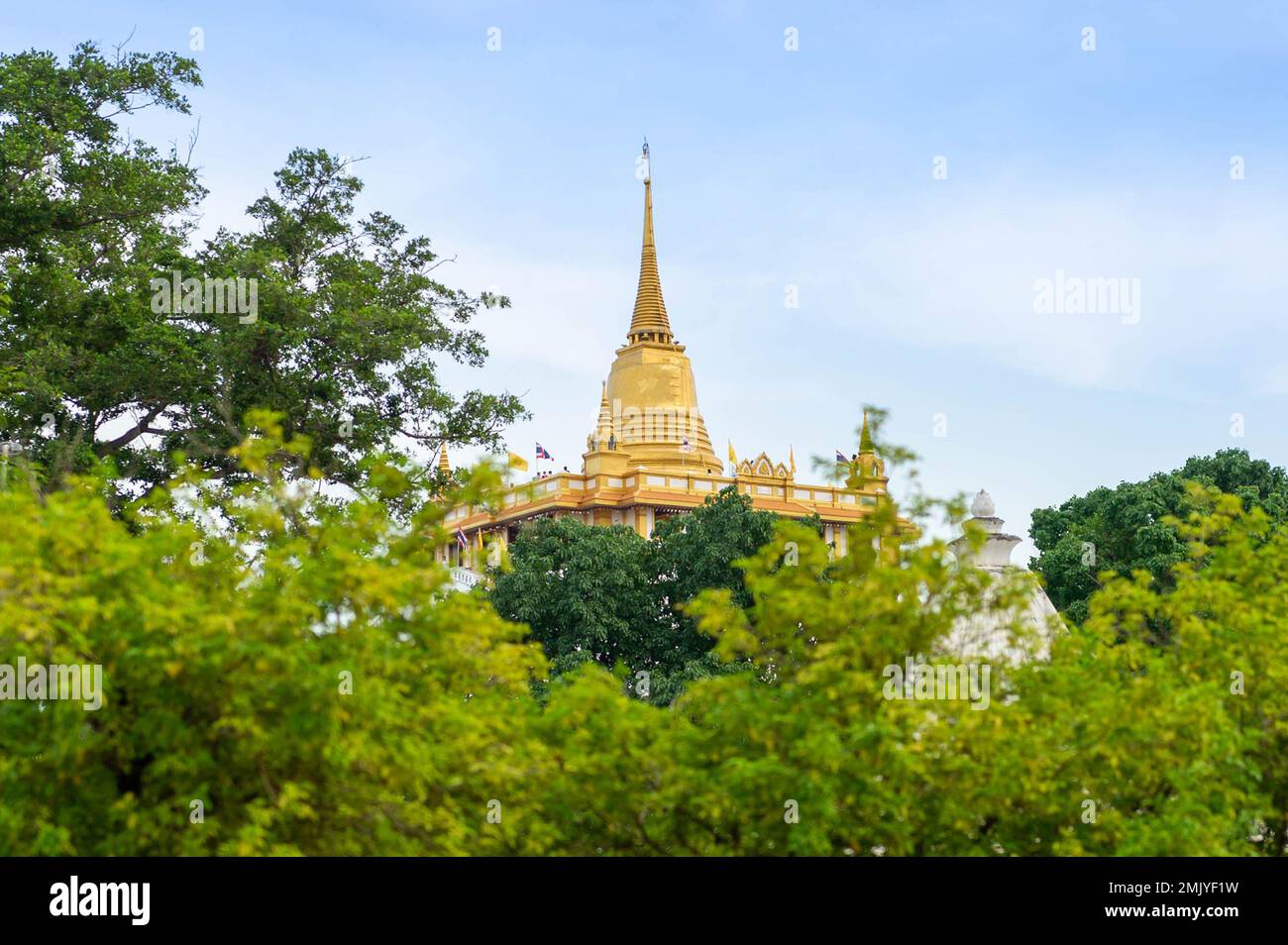 Le Mont d'Or au loin, vu de Wat Ratchanatdaram Worawihan (Loha Prasat), Bangkok, Thaïlande Banque D'Images