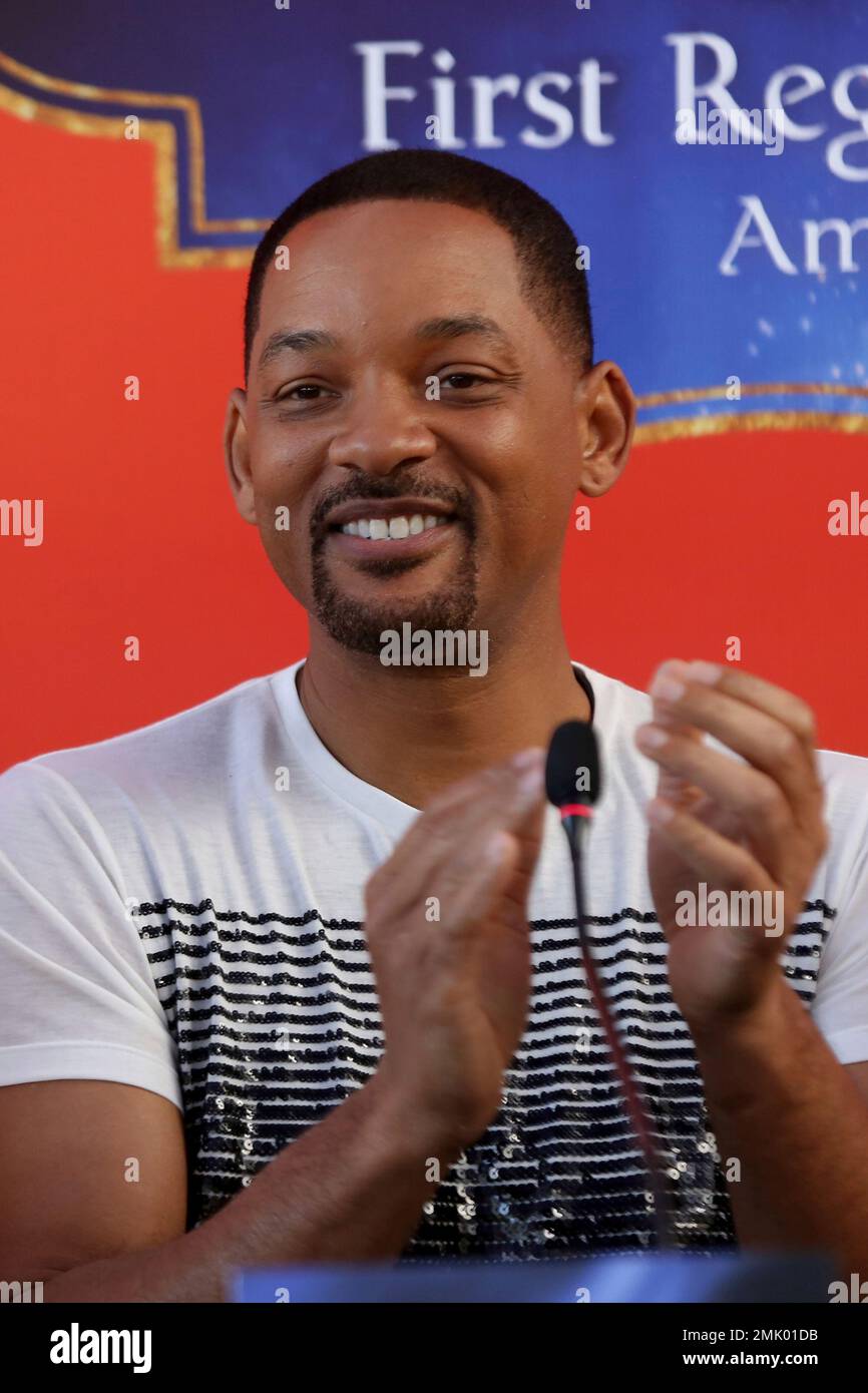 U.S. actor Will Smith applauds during a news conference with the director Guy Ritchie and stars Mena Massoud and Naomi Scott, ahead of the regional launching of Disney's live-action "Aladdin," in the Jordanian capital Amman, Monday, May 13, 2019. The film opens in Middle East theaters May 23, 2019. (AP Photo/Raad Adayleh) Banque D'Images