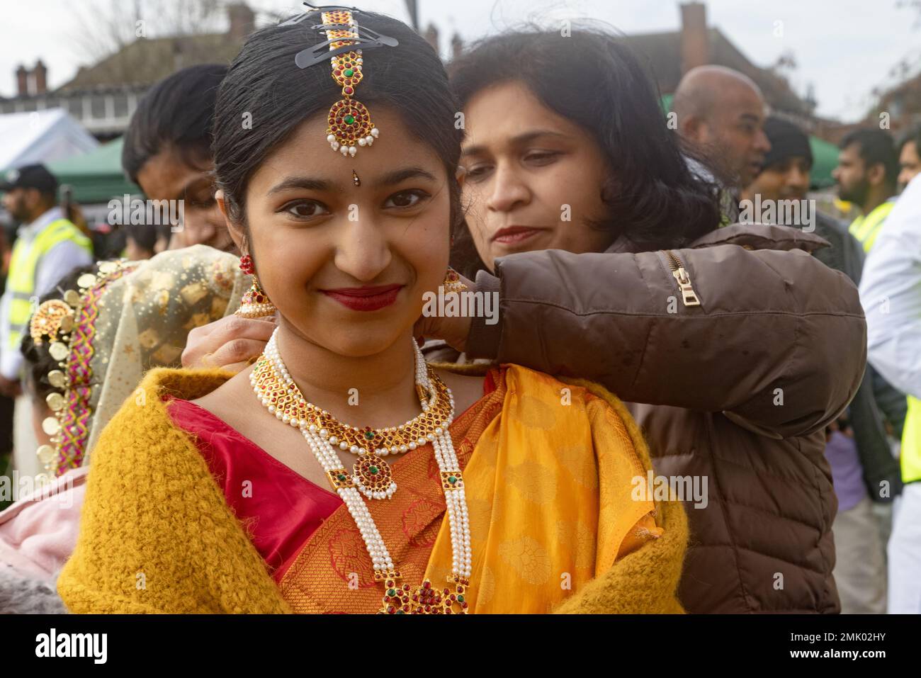 New Malden, Londres, Royaume-Uni. 28th janvier 2023. Les gens du patrimoine tamoul célébrant le festival annuel du Pongal thaïlandais et le mois du patrimoine tamoul ajoutent une touche de couleur aux rues d'hiver. Crédit : Andy Sillett/Alay Live News Banque D'Images