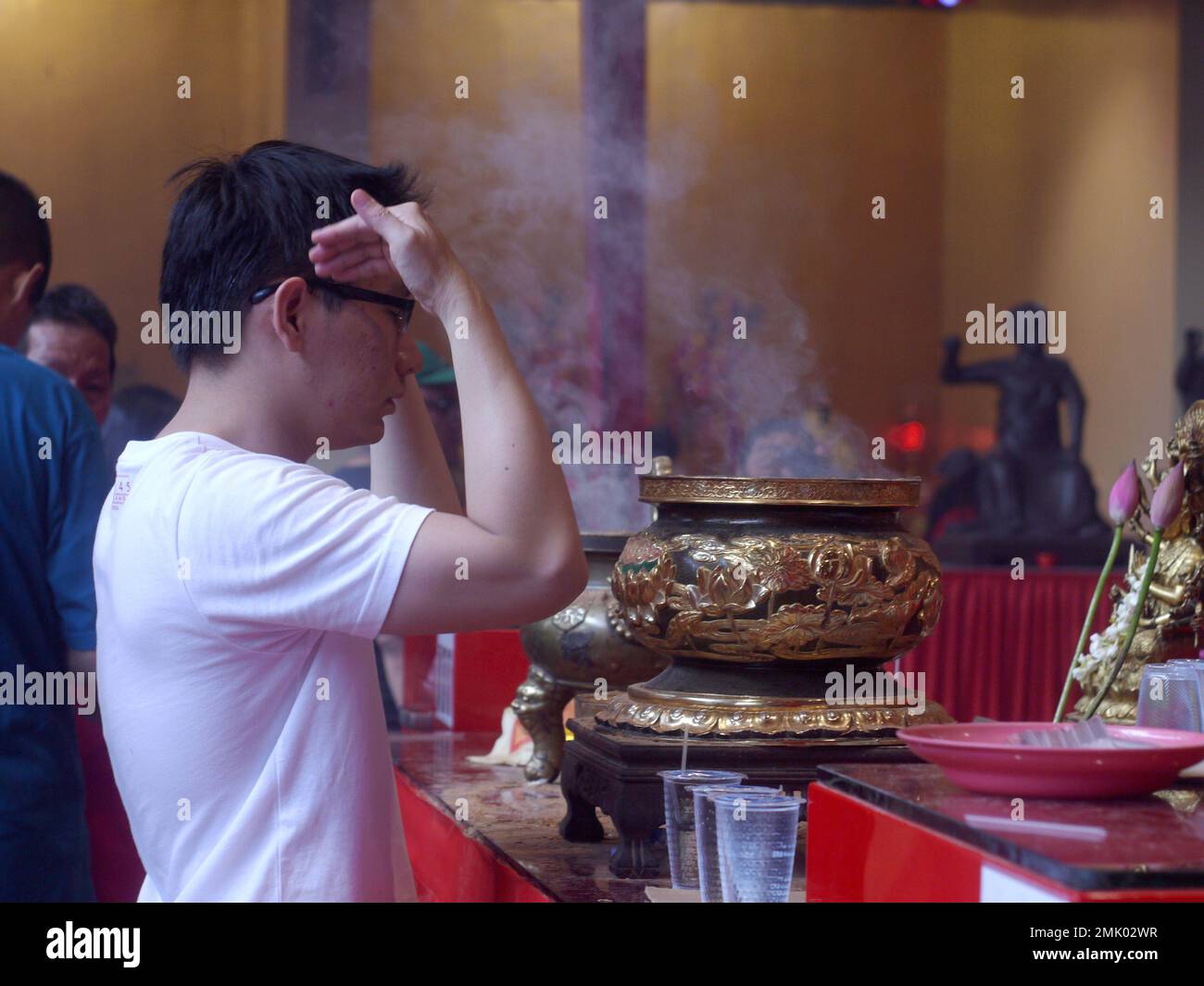 Les Chinois priant dans un temple lors de la célébration du nouvel an chinois. Banque D'Images