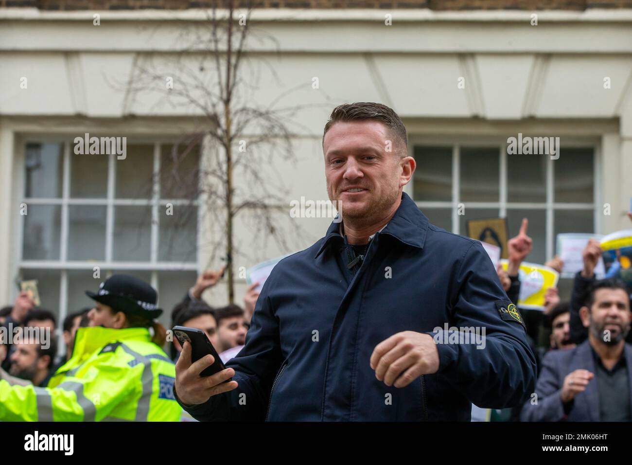 Londres, Angleterre, Royaume-Uni. 28th janvier 2023. Stephen CHRISTOPHER YAXLEY-LENNON alias TOMMY ROBINSON, fondateur de PEGIDA anti-Islam, est vu avec des manifestants musulmans lorsqu'ils présentent une manifestation devant l'ambassade de Londres en Suède après que l'homme de droite d'origine danoise brûle Quran devant l'ambassade turque en Suède. (Credit image: © Tayfun Salci/ZUMA Press Wire) USAGE ÉDITORIAL SEULEMENT! Non destiné À un usage commercial ! Crédit: ZUMA Press, Inc./Alamy Live News crédit: ZUMA Press, Inc./Alamy Live News Banque D'Images