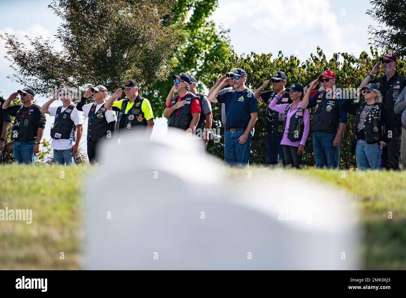 Les Patriot Guard Riders rendent des honneurs pendant le service funéraire du lieutenant de l'armée américaine, le colonel James Megellas, dans la section 75 du cimetière national d'Arlington, Arlington, Virginie, le 2 septembre 2022. Megellas est considérée comme l'officier le plus décoré de l'histoire de la division aéroportée de 82nd. Ses prix comprennent la Croix de service distingué, deux étoiles d'argent, deux étoiles de bronze, deux coeurs pourpre, et d'autres honneurs militaires pour son service européen de la Seconde Guerre mondiale. Megellas est considéré pour la Médaille d'honneur pour son service et son leadership pendant la bataille des Budge, une mise à niveau de l'étoile d'argent He Banque D'Images