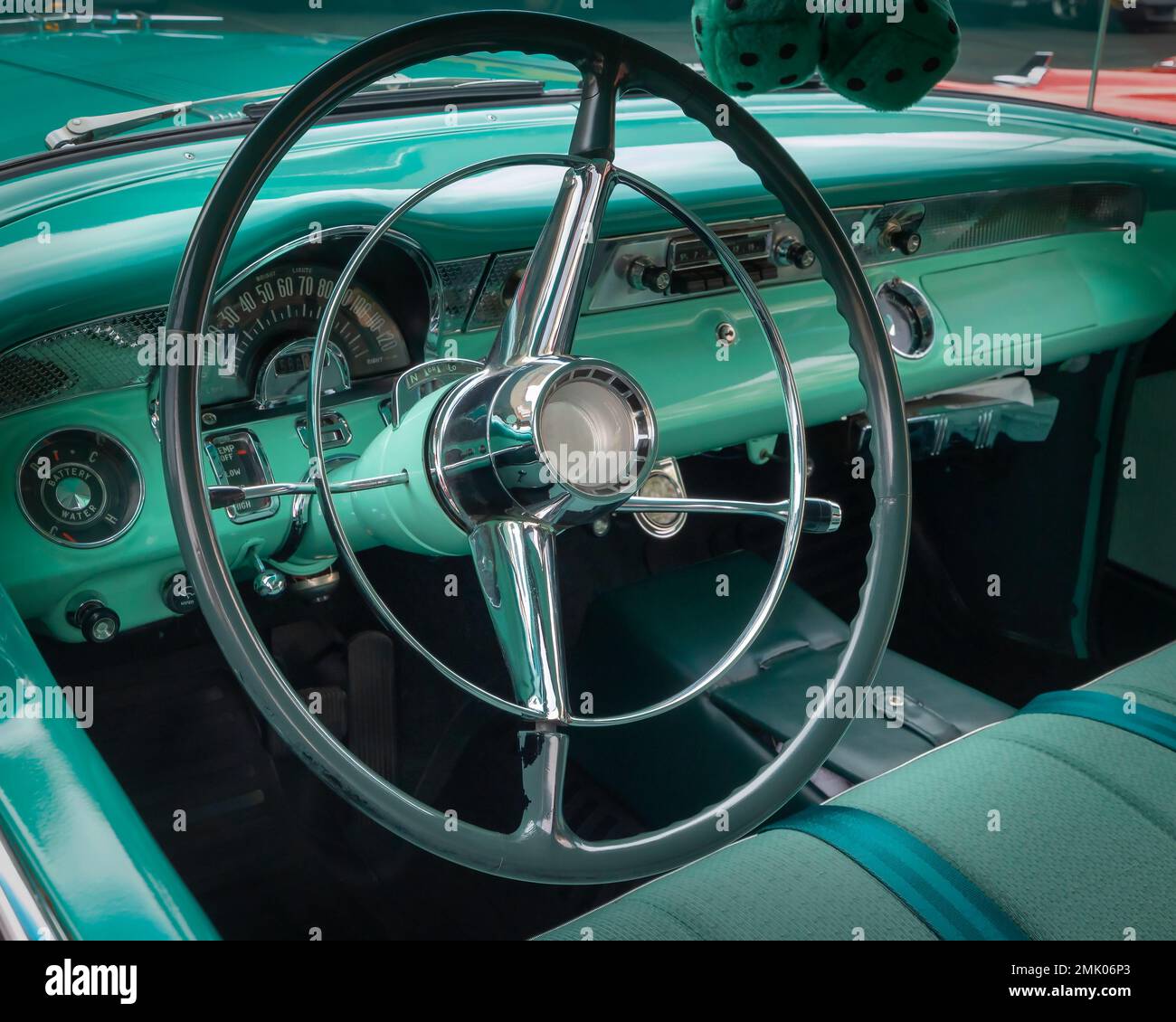 L'intérieur métallique et le volant d'une voiture classique des années 50. Banque D'Images