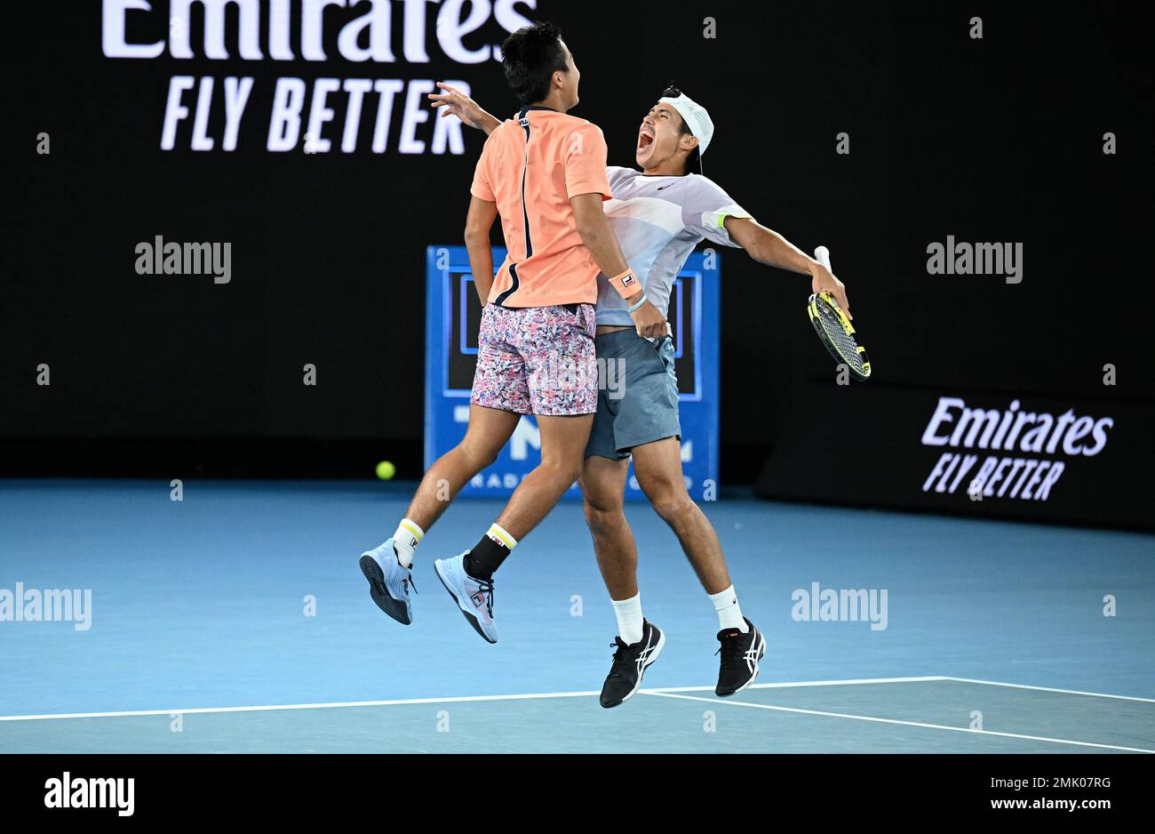 Rinky Hijikata (à gauche) et Jason Kubler d’Australie célèbrent la victoire de la double finale masculine contre Hugo Nys de Monaco et Jan Zielinski de Pologne lors du championnat de tennis Open d’Australie 2023 au parc de Melbourne, samedi, 28 janvier 2023. (AAP IMAGE/JAMES ROSS) PAS D'ARCHIVAGE, USAGE ÉDITORIAL SEULEMENT ** USAGE STRICTEMENT ÉDITORIAL SEULEMENT, PAS D'UTILISATION COMMERCIALE, PAS DE LIVRES ** Banque D'Images