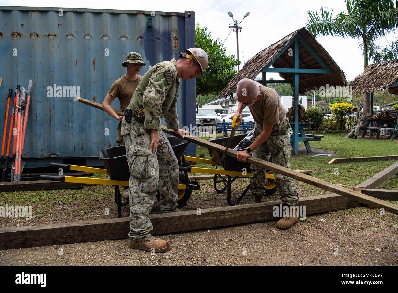 HONIARA, Îles Salomon (sept 2, 2022) – Partenariat du Pacifique 2022 (PP22) le personnel a vu des planches de bois pendant la construction d’une balançoire au Parc des enfants de Rove pendant le Partenariat du Pacifique 2022. En 17th ans, le Partenariat Pacifique est la plus importante mission multinationale annuelle d'aide humanitaire et de préparation aux secours en cas de catastrophe menée dans l'Indo-Pacifique. Le Partenariat du Pacifique est une mission unificatrice qui favorise des amitiés durables et une coopération entre de nombreuses nations. La mission de l’année aux Îles Salomon comprendra des participants des États-Unis, du Japon et de l’Australie. Banque D'Images