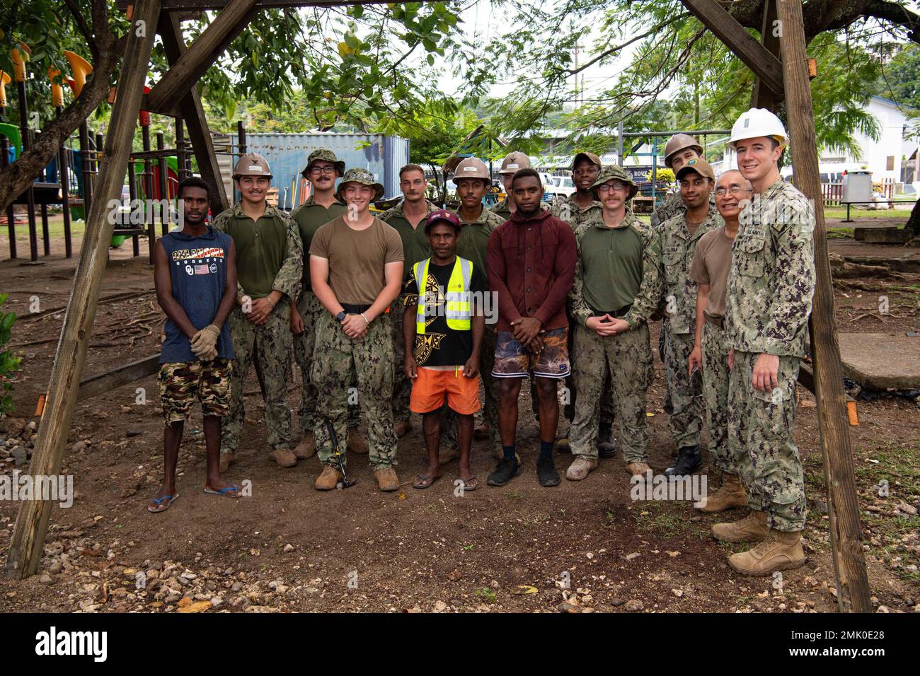 HONIARA, Îles Salomon (sept 2, 2022) – Partenariat du Pacifique 2022 (PP22) le personnel pose pour une photo avec des bénévoles de la collectivité au cours d’un projet de rénovation du parc pour enfants Rove au cours du Partenariat du Pacifique 2022. En 17th ans, le Partenariat Pacifique est la plus importante mission multinationale annuelle d'aide humanitaire et de préparation aux secours en cas de catastrophe menée dans l'Indo-Pacifique. Le Partenariat du Pacifique est une mission unificatrice qui favorise des amitiés durables et une coopération entre de nombreuses nations. La mission de l’année aux Îles Salomon comprendra des participants des États-Unis, Banque D'Images