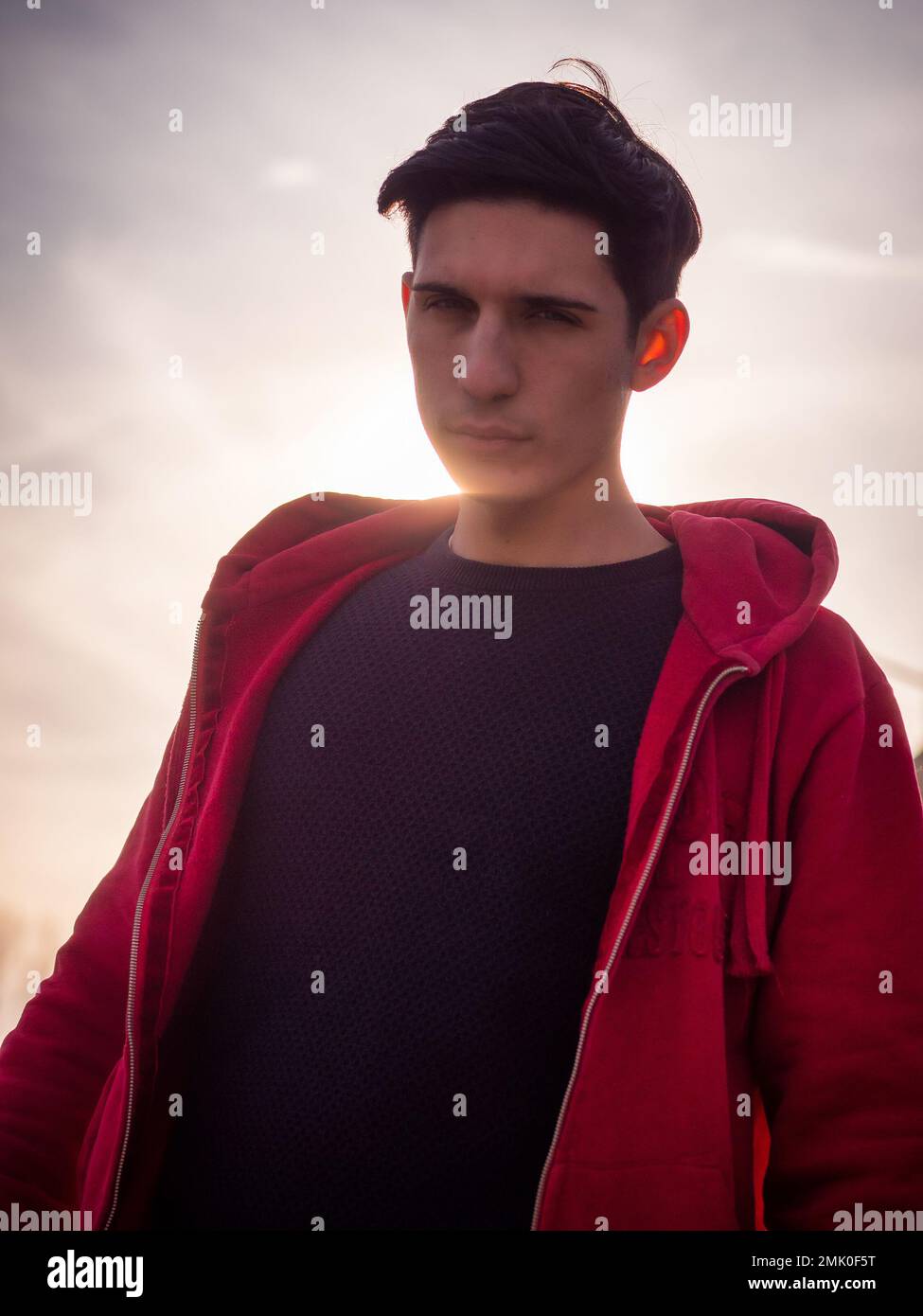 Coup de tête d'un beau jeune homme en milieu urbain Banque D'Images