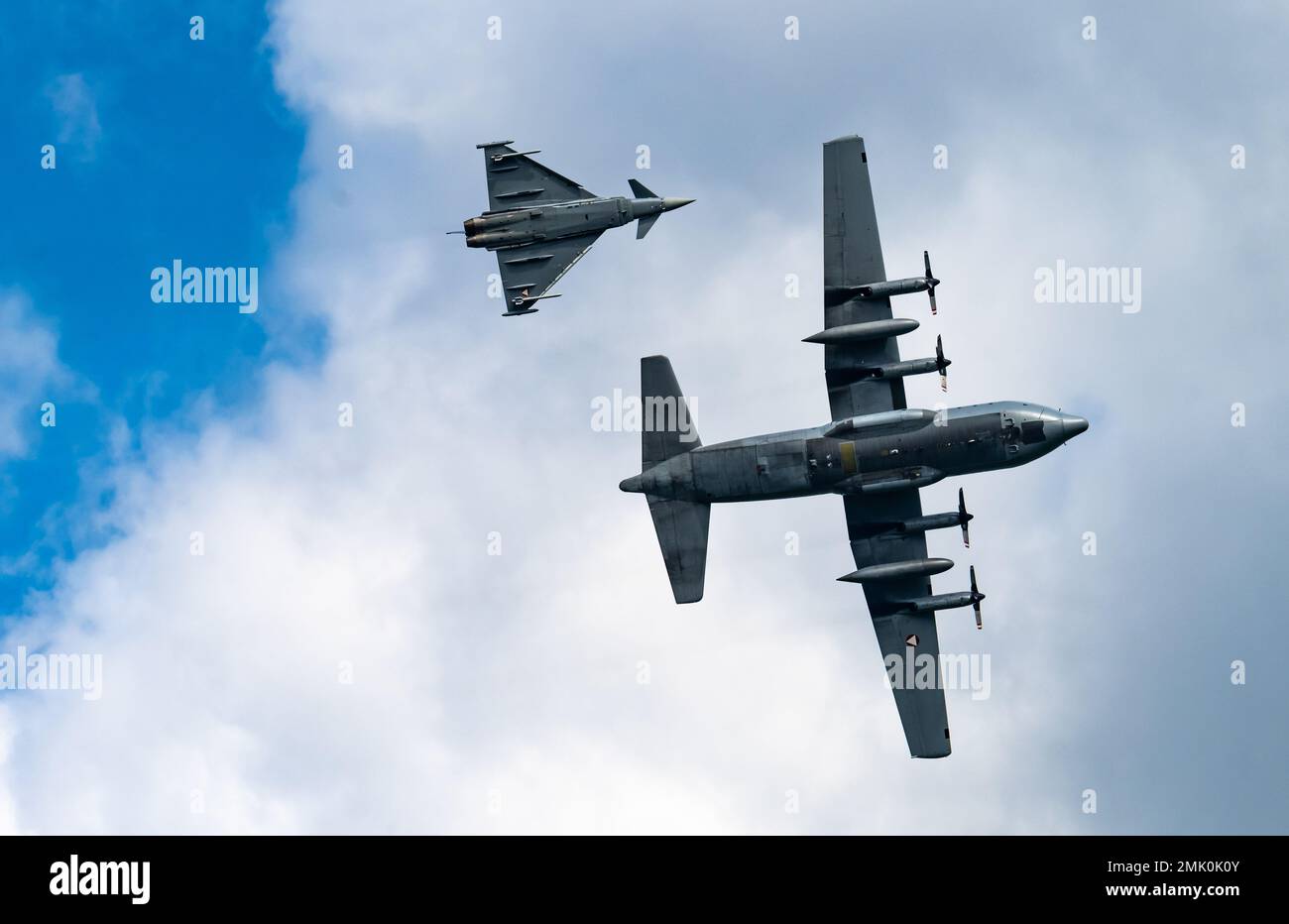 Un avion Eurofighter Typhoon de la Force aérienne autrichienne vole aux côtés d'un Hercules C-130K de la Force aérienne autrichienne au-dessus du spectacle aérien Airpower 22 à Zeltweg, en Autriche, le 2 septembre 2022. Cet événement multinational a présenté les capacités de plus de 20 nations à plus de 275 000 spectateurs du monde entier et a permis à la U.S. Air Force de continuer à renforcer les partenariats internationaux. Banque D'Images