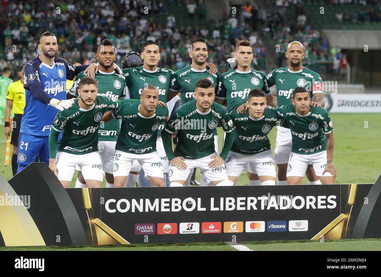 Players of Brazil's Palmeiras line up for a team photo before the Copa Libertadores soccer game against Argentina's San Lorenzo during a Copa Libertadores soccer match in Sao Paulo, Brazil, Wednesday, May 8, 2019. (AP Photo/Andre Penner) Banque D'Images