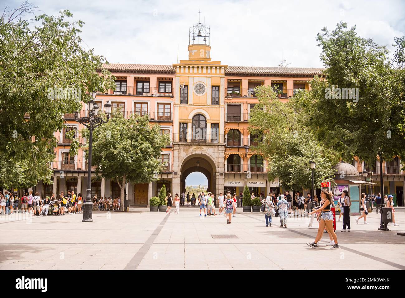 Tolède, Espagne - 21 juin 2022: Place Zocodover et Arco de la Sangre, l'une des places les plus populaires pour les touristes Banque D'Images