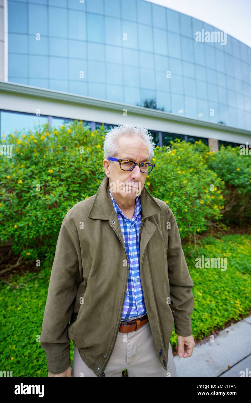 Un vieil homme grincheux dans une veste d'hiver Banque D'Images