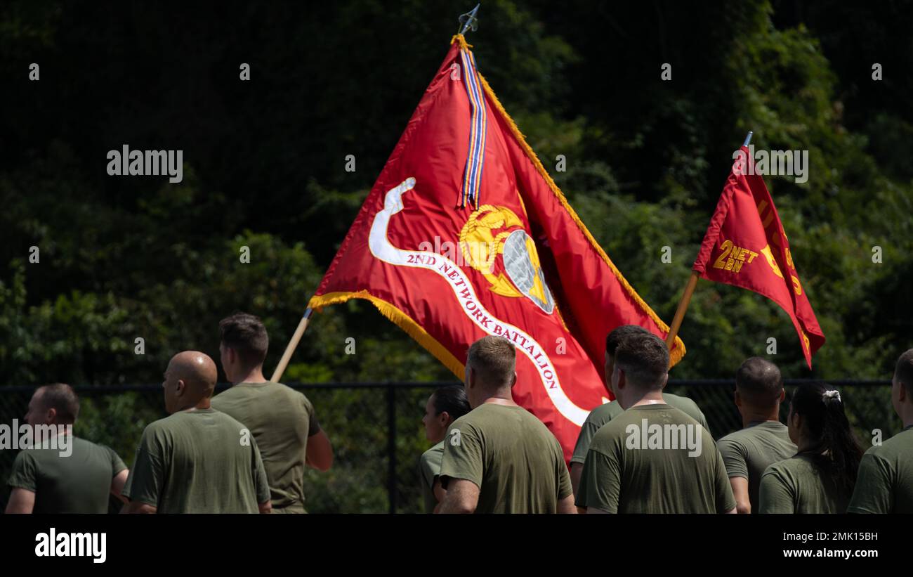 Les Marines des États-Unis, avec le 2nd Network Battalion, Marine corps Cyberspace Operations Group, participent à la course de fête du travail 2nd Network Battalion à Goettge Memorial Field House, Marine corps base Camp Lejeune, Caroline du Nord, le 2 septembre 2022. Le deuxième Bataillon du réseau a organisé un événement de course amusant afin de promouvoir l'état de préparation de l'unité et la camaraderie depuis son activation en 2021. Banque D'Images