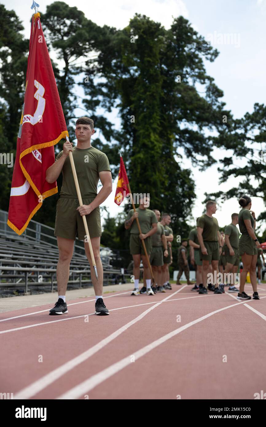 Les Marines des États-Unis, avec le 2nd Network Battalion, Marine corps Cyberspace Operations Group, assument des postes de départ avant la première course de fête du travail du 2nd Network Battalion à Goettge Memorial Field House, Marine corps base Camp Lejeune, Caroline du Nord, le 2 septembre 2022. Le deuxième Bataillon du réseau a organisé un événement de course amusant afin de promouvoir l'état de préparation de l'unité et la camaraderie depuis son activation en 2021. Banque D'Images