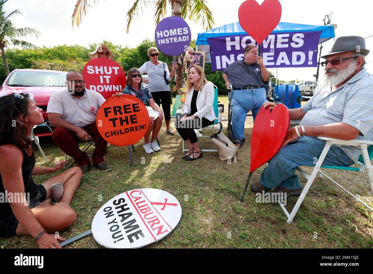 Representative Debbie Mucarsel-Powell, center, D-Fla., talks with demonstrators before attempting to enter the Homestead Temporary Shelter for Unaccompanied Children, Monday, May 6, 2019, in Homestead, Fla. Mucarsel-Powell was denied access to the shelter. (AP Photo/Wilfredo Lee) Banque D'Images
