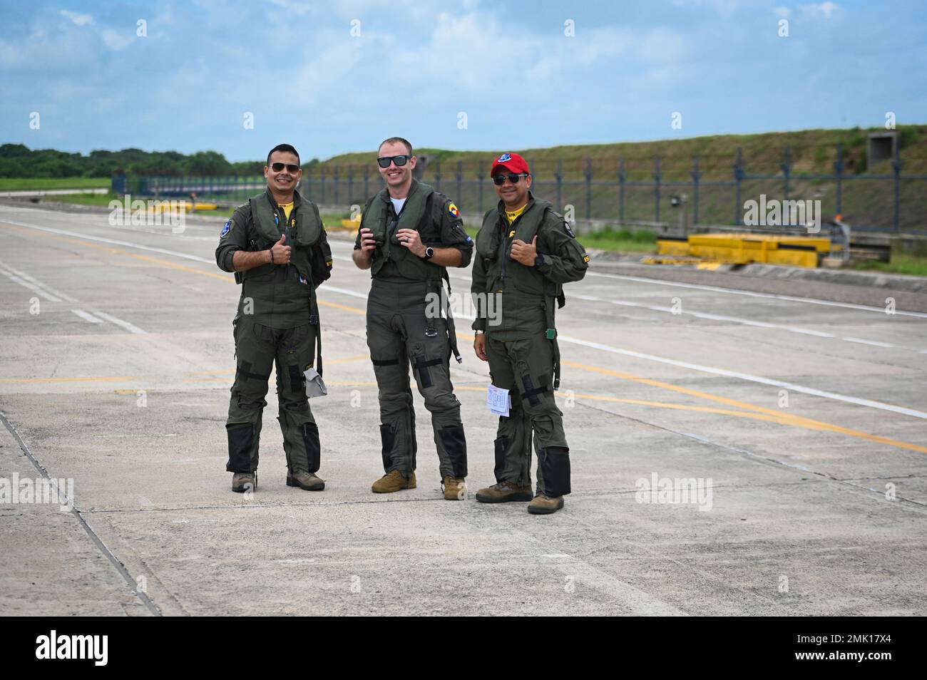 Le capitaine de la US Air Force Denver Coblentz (au centre) un pilote avec le 157th Fighter Squadron de la Garde nationale de l'Air de Caroline du Sud, le pilote de la Force aérienne colombienne, le Maj Kristian Romero (à droite) et le Capt Diaz Daniel se préparer à piloter des avions de chasse KFIR pendant un exercice à Barranquilla, en Colombie, le 2 septembre 2022. Le but de cet exercice est de fournir à la Force aérienne colombienne une formation réaliste sur l'interopérabilité demandée en tant que pays alliés, conformément aux normes de l'OTAN. La Caroline du Sud est le partenaire d'État de la Colombie dans le programme de partenariat d'État. Banque D'Images