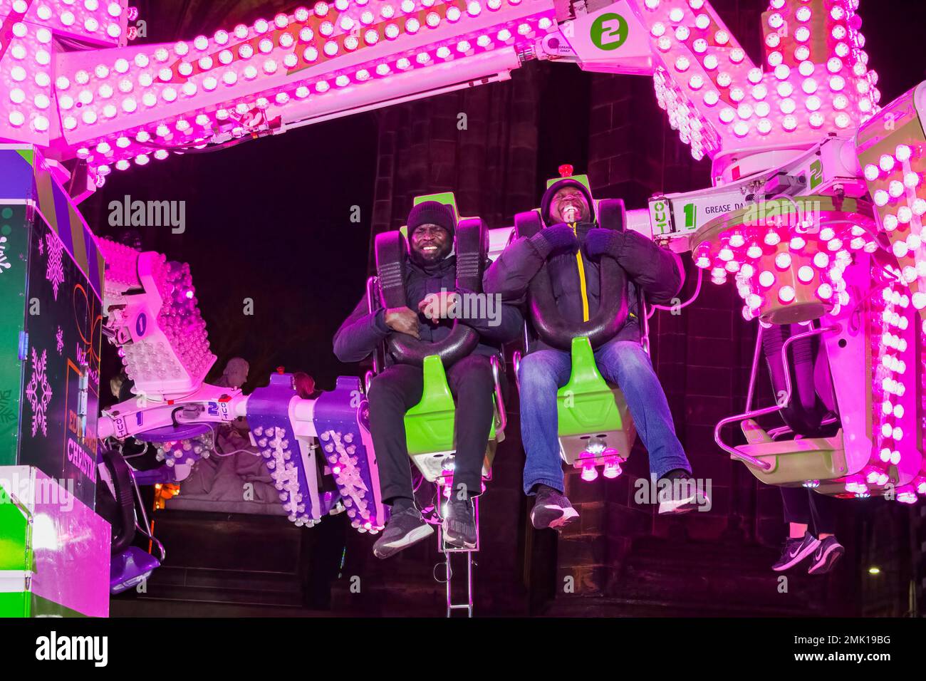 Tout le plaisir de la foire. Les gens qui apprécient le festival de Noël d'Édimbourg Banque D'Images