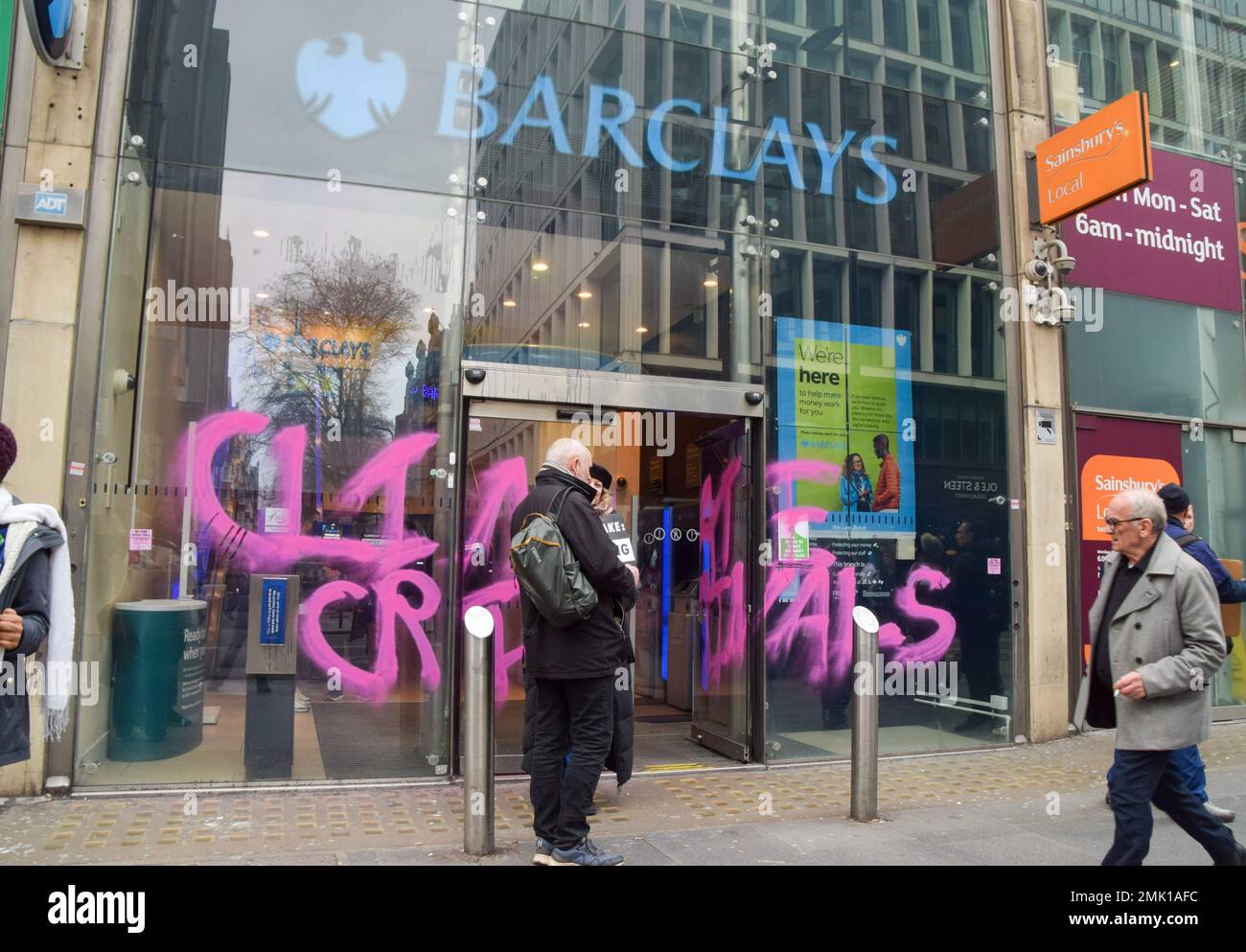 Londres, Angleterre, Royaume-Uni. 28th janvier 2023. Extinction Rebellion Doctors, un groupe de médecins et de professionnels de la santé, a organisé une manifestation à l'extérieur de Barclays sur Tottenham court Road pour protester contre le financement continu des combustibles fossiles par la banque. Plus tôt dans la journée, un autre groupe de militants a peint ''˜Climate criminels' et a collé ''˜en cas de bris de glace d'urgence climatique' sur la fenêtre en réponse au verdict de la cour d'hier sur les femmes militantes qui ont écrasé les fenêtres du QG de Barclays. Crédit : ZUMA Press, Inc./Alay Live News Banque D'Images