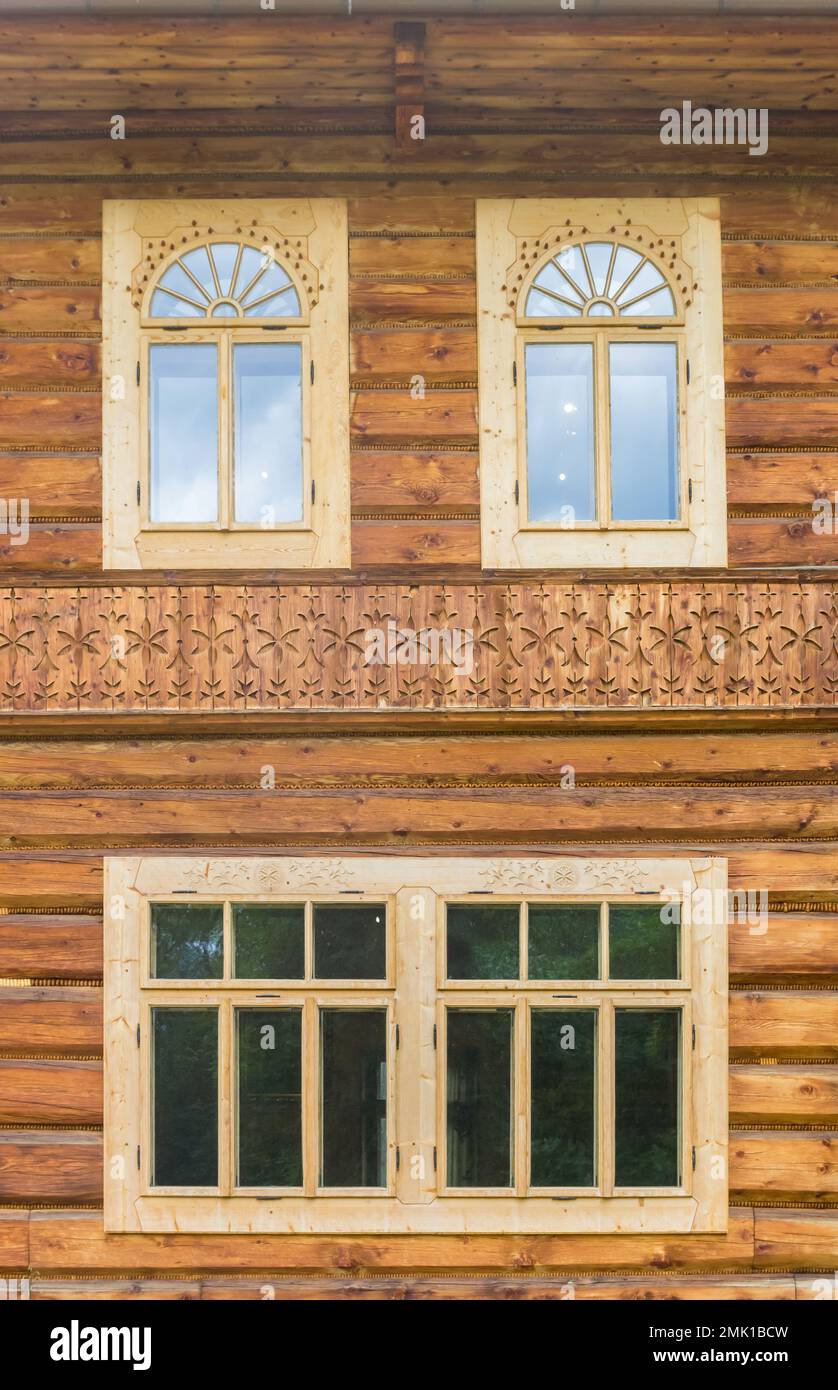 Façade d'une maison en bois traditionnelle à Zakopane, Pologne Banque D'Images