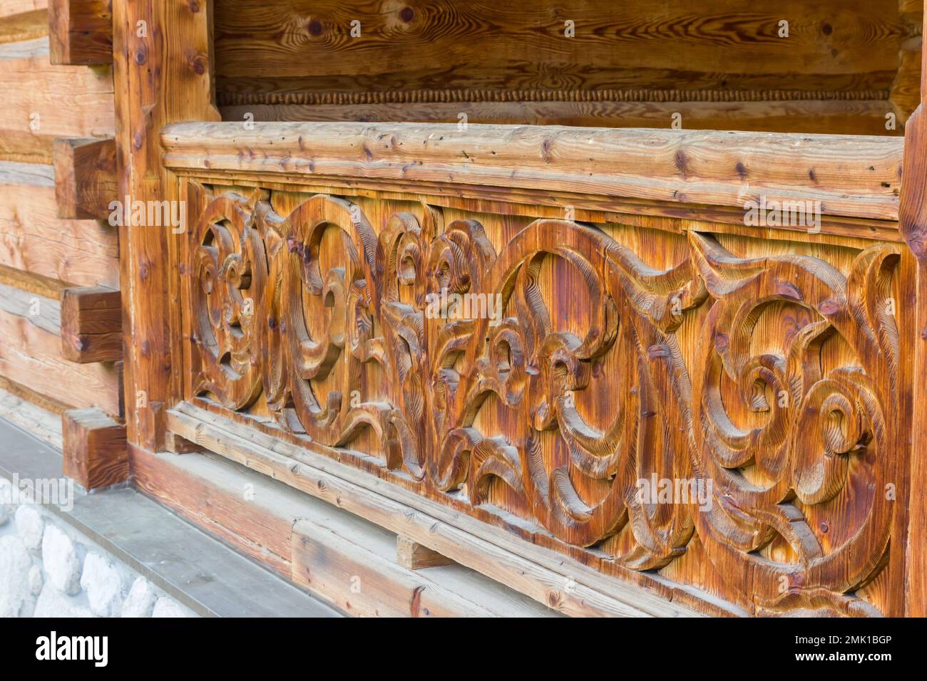 Sculpture en bois traditionnelle sur un balcon à Zakopane, Pologne Banque D'Images