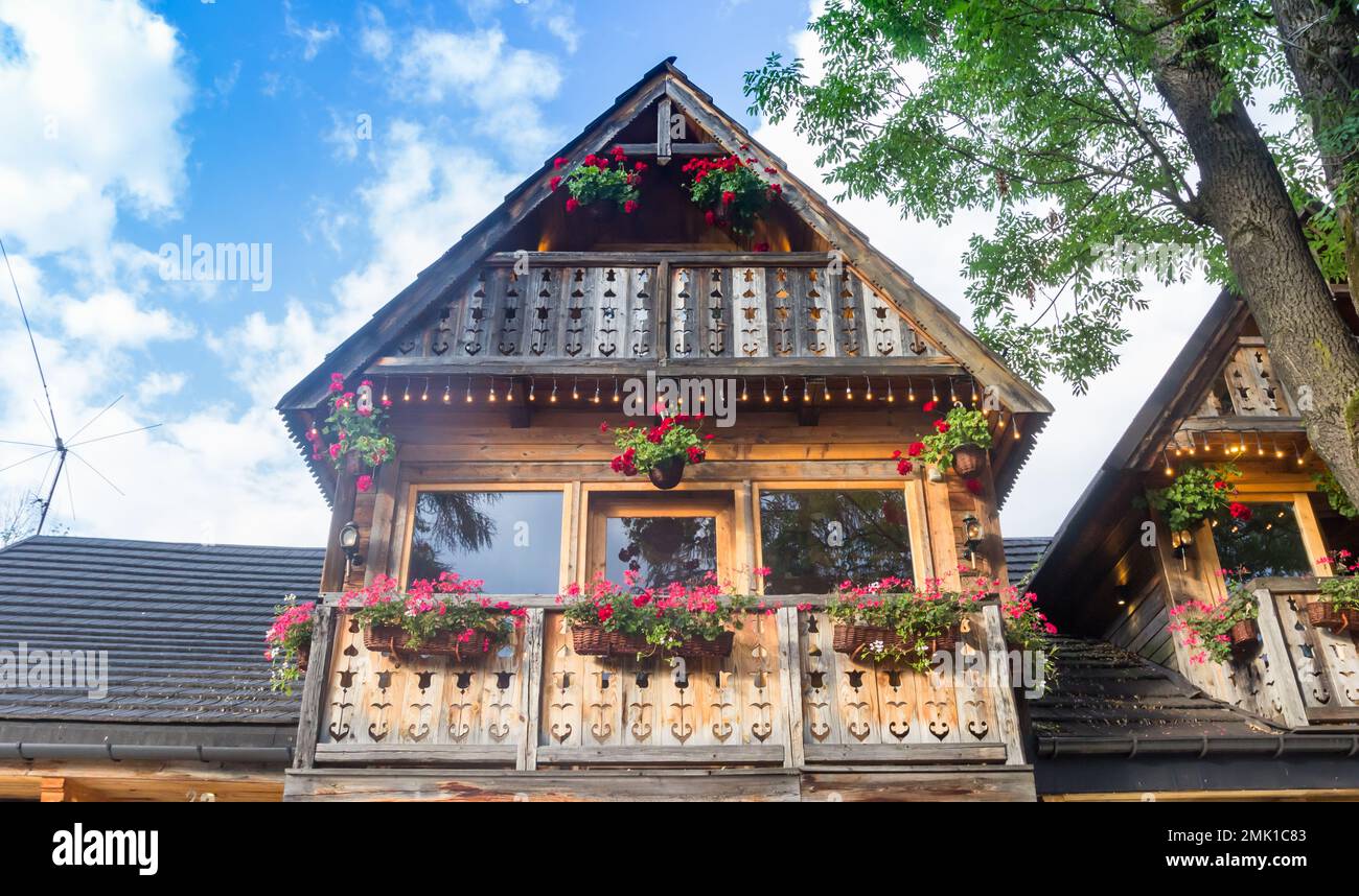 Balcon fleuri sur une maison traditionnelle en bois à Zakopane, Pologne Banque D'Images