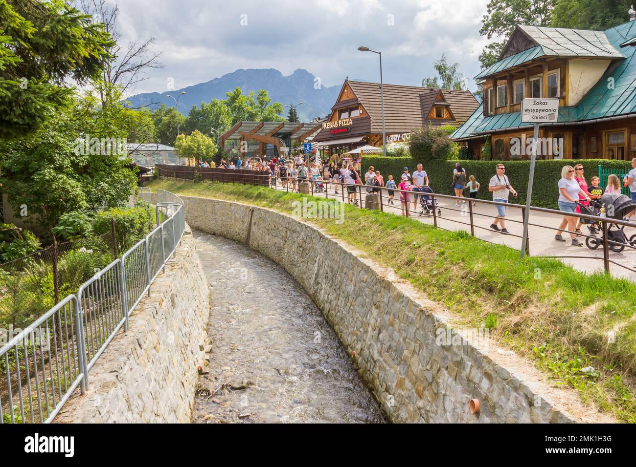 Touristes marchant le long du ruisseau et des boutiques de souvenirs à Zakopane, Pologne Banque D'Images