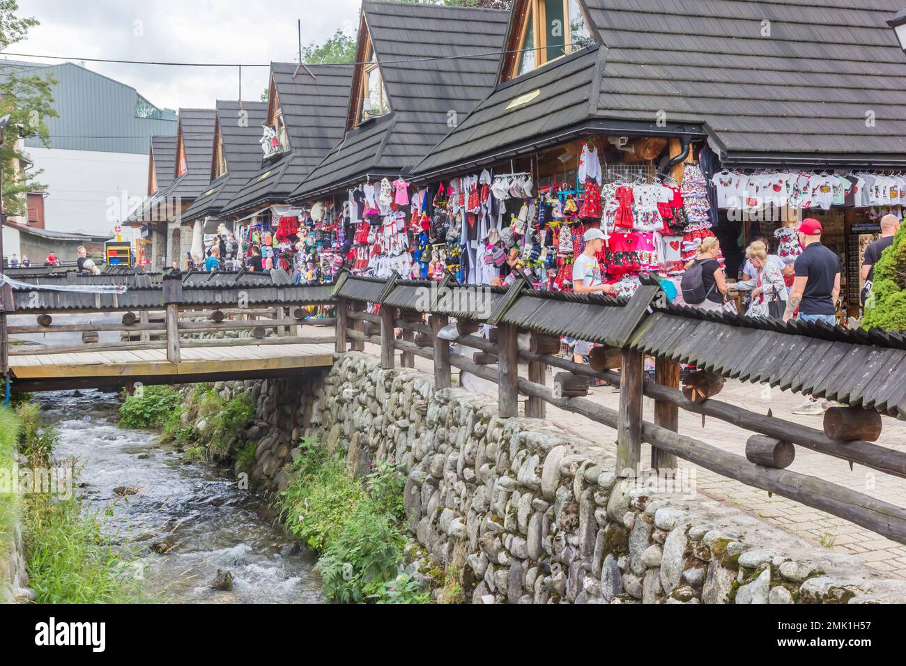 Touristes marchant le long du ruisseau et des boutiques de souvenirs à Zakopane, Pologne Banque D'Images