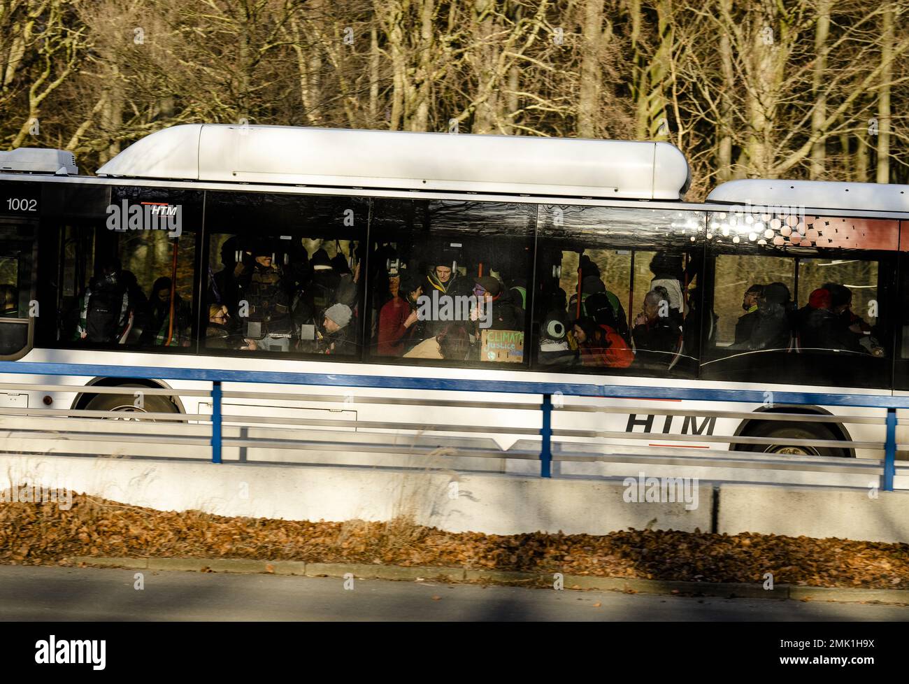LA HAYE - la police intervient lors de la manifestation de la rébellion d'extinction du groupe d'action sur le climat près de A12 entre le Ministère des affaires économiques et du climat et la Chambre temporaire des représentants. Les militants du climat du groupe d'action ont été précédemment arrêtés pour suspicion de sédition. ANP MARCO DE SWART pays-bas - belgique sortie Banque D'Images