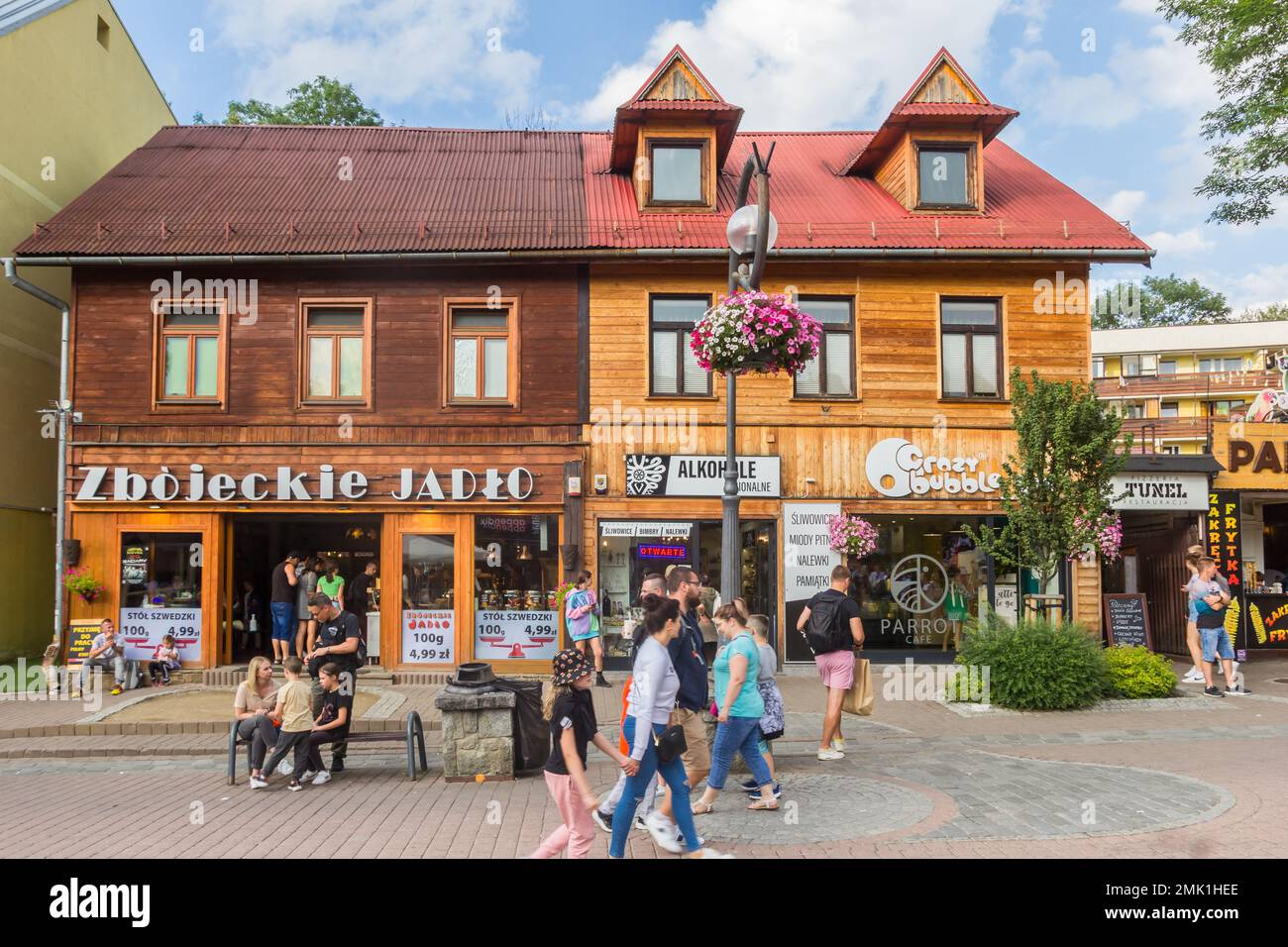 Boutiques dans la rue touristique principale de Zakopane, Pologne Banque D'Images