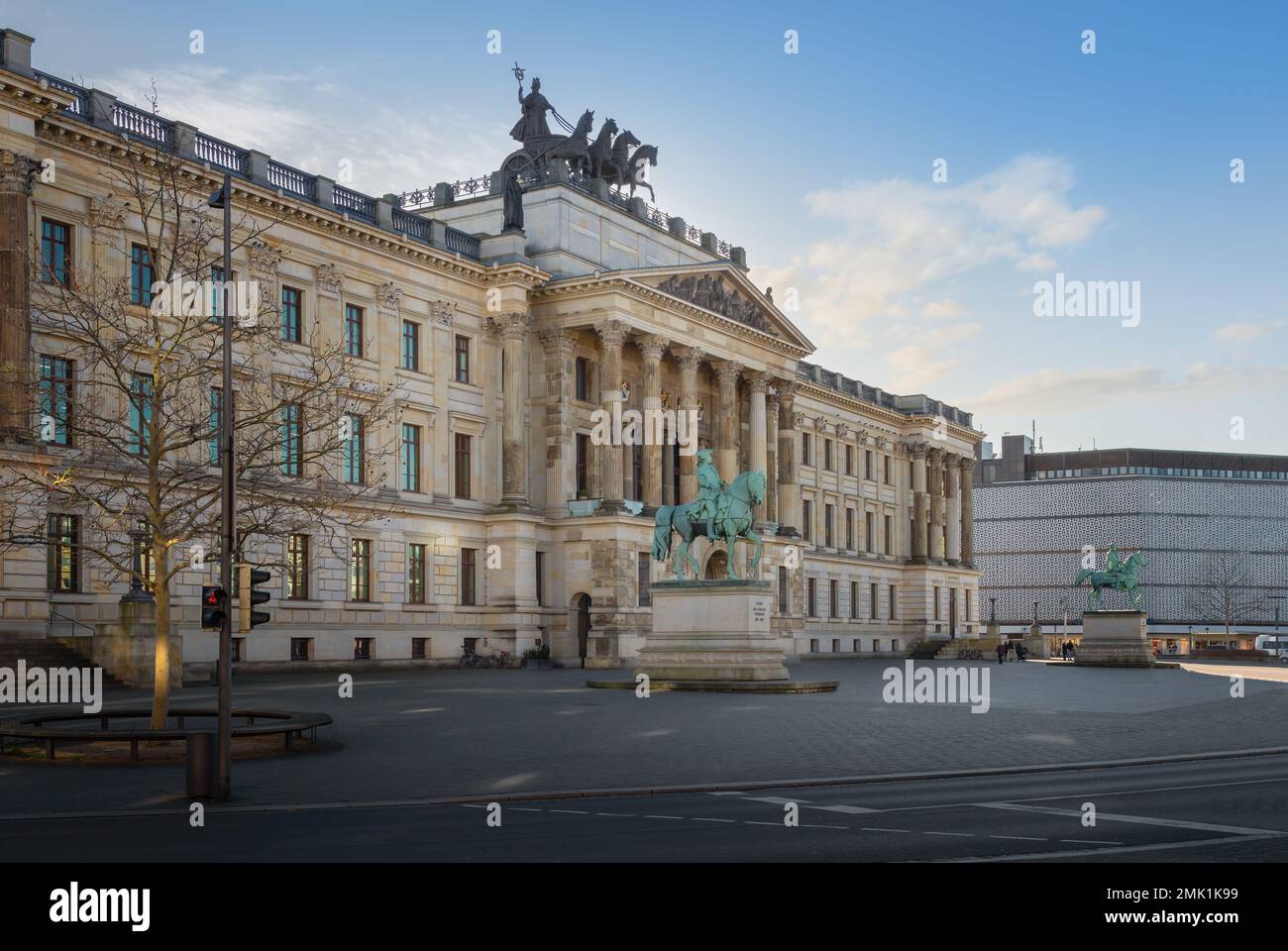 Brunswick Residence Palace avec Quadriga et statues équestres à Schlossplatz (place du Palais) - Braunschweig, Basse-Saxe, Allemagne Banque D'Images