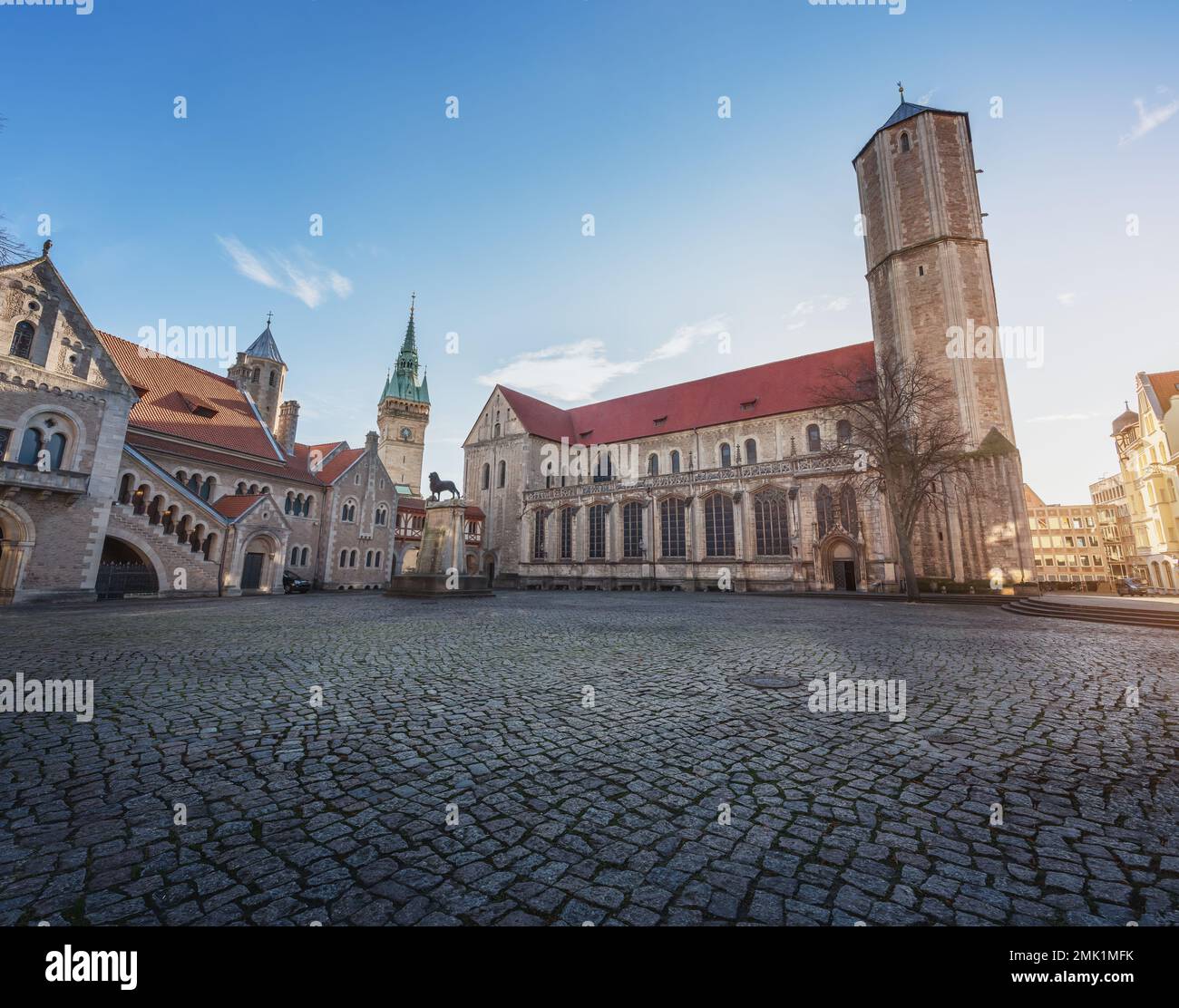 Burgplatz (place du château) avec St. Blasii Cathedral, Dankwarderode Castle, Brunswick Lion and Town Hall Tower - Braunschweig, Basse-Saxe, Allemagne Banque D'Images