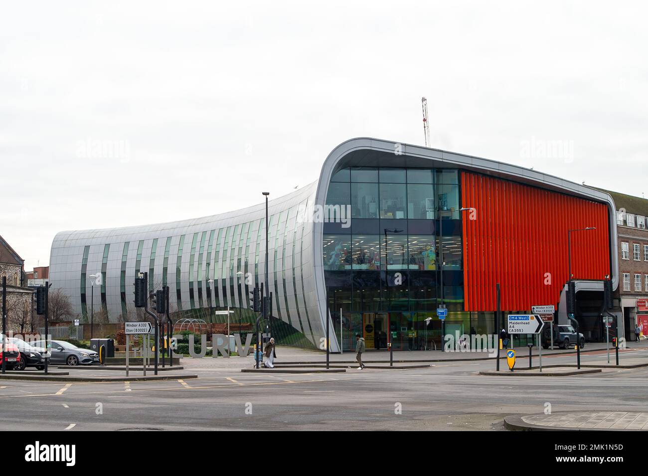 Slough, Berkshire, Royaume-Uni. 28th janvier 2023. The Curve un des bâtiments modernes de Slough qui abrite la bibliothèque de Slough. Slough dans le Berkshire subit une transformation énorme. Les bâtiments sont en cours de démolition et doivent être remplacés par d'autres appartements . Crédit : Maureen McLean/Alay Live News Banque D'Images