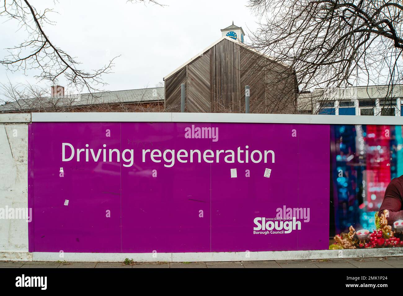 Slough, Berkshire, Royaume-Uni. 28th janvier 2023. L'ancien campus de Slough de l'université de Thames Valley est en cours de démolition. Il doit être remplacé par 1000 appartements, bureaux et installations de loisirs. Slough dans le Berkshire subit une transformation énorme. Les bâtiments sont en cours de démolition et doivent être remplacés par d'autres appartements. Crédit : Maureen McLean/Alay Live News Banque D'Images