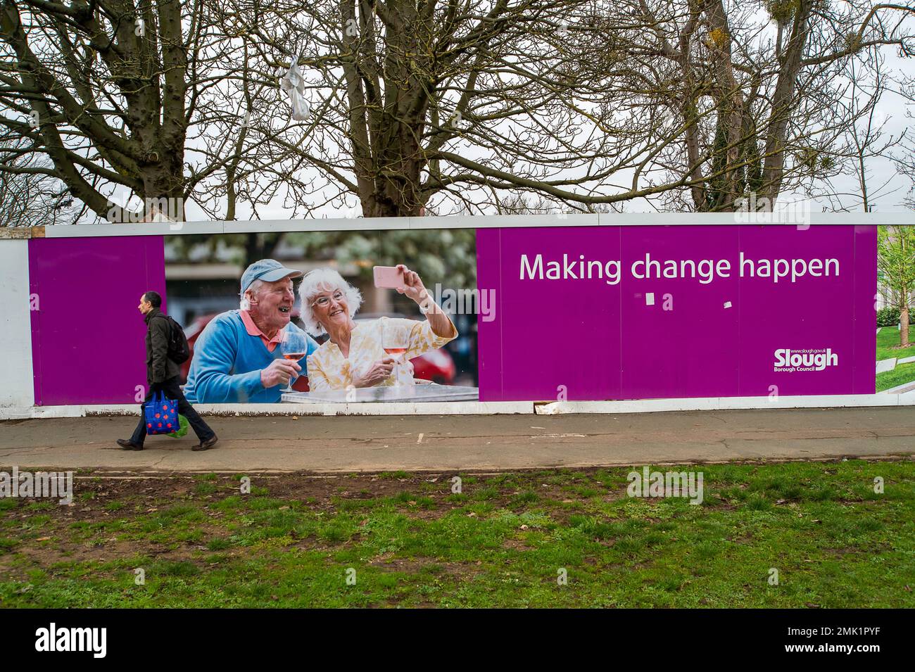 Slough, Berkshire, Royaume-Uni. 28th janvier 2023. L'ancien campus de Slough de l'université de Thames Valley est en cours de démolition. Il doit être remplacé par 1000 appartements, bureaux et installations de loisirs. Slough dans le Berkshire subit une transformation énorme. Les bâtiments sont en cours de démolition et doivent être remplacés par d'autres appartements. Crédit : Maureen McLean/Alay Live News Banque D'Images