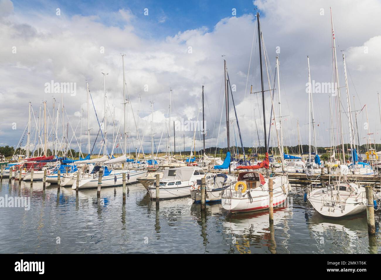 Yachts amarrés sur la côte de la mer du Nord au Danemark Banque D'Images