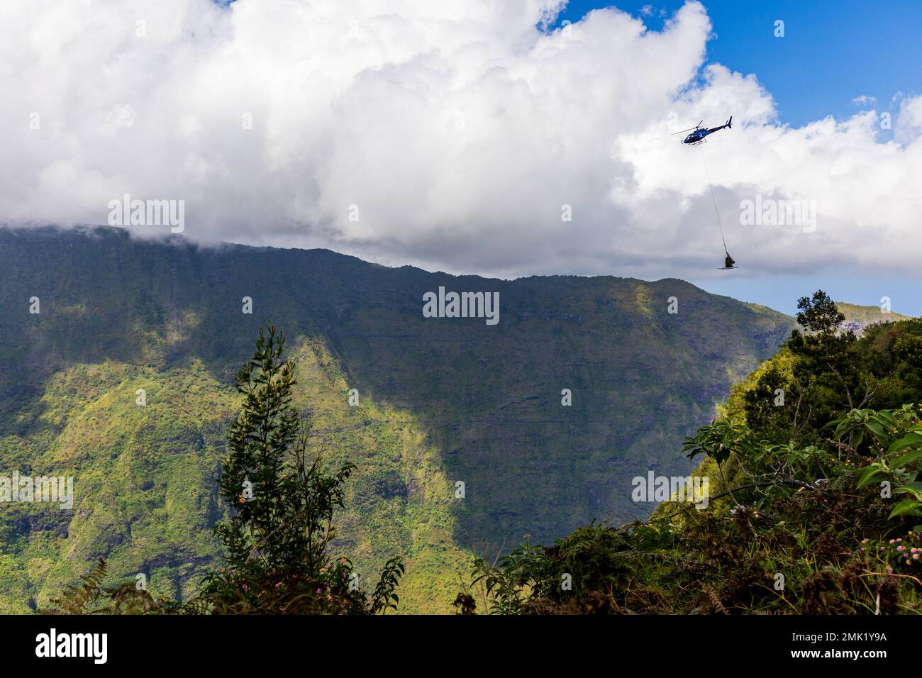 Ile de la Réunion - le treuillage en hélicoptère de marchandises au Cirque de Mafate Banque D'Images