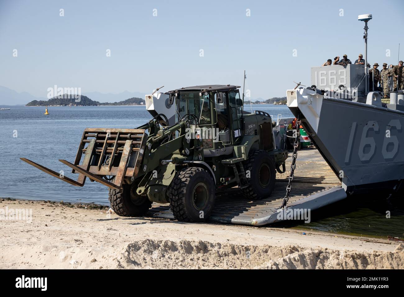 Un chariot élévateur du corps des Marines des États-Unis débarque de Landing Craft, Utility 1663 à Rio de Janeiro en soutien à la Special Purpose Marine Air-Ground Task Force UNITAS LXIII, le 2 septembre 2022. Les Marines et leur équipement débarquent du quai de transport amphibie USS Mesa Verde (LPD 19) pour commencer l’entraînement pendant UNITAS LXIII. UNITAS est l’exercice maritime multinational annuel le plus ancien au monde qui se concentre sur l’amélioration de l’interopérabilité entre plusieurs Nations et les forces conjointes pendant les opérations littorales et amphibies afin de s’appuyer sur les partenariats régionaux existants et d’en créer de nouveaux Banque D'Images