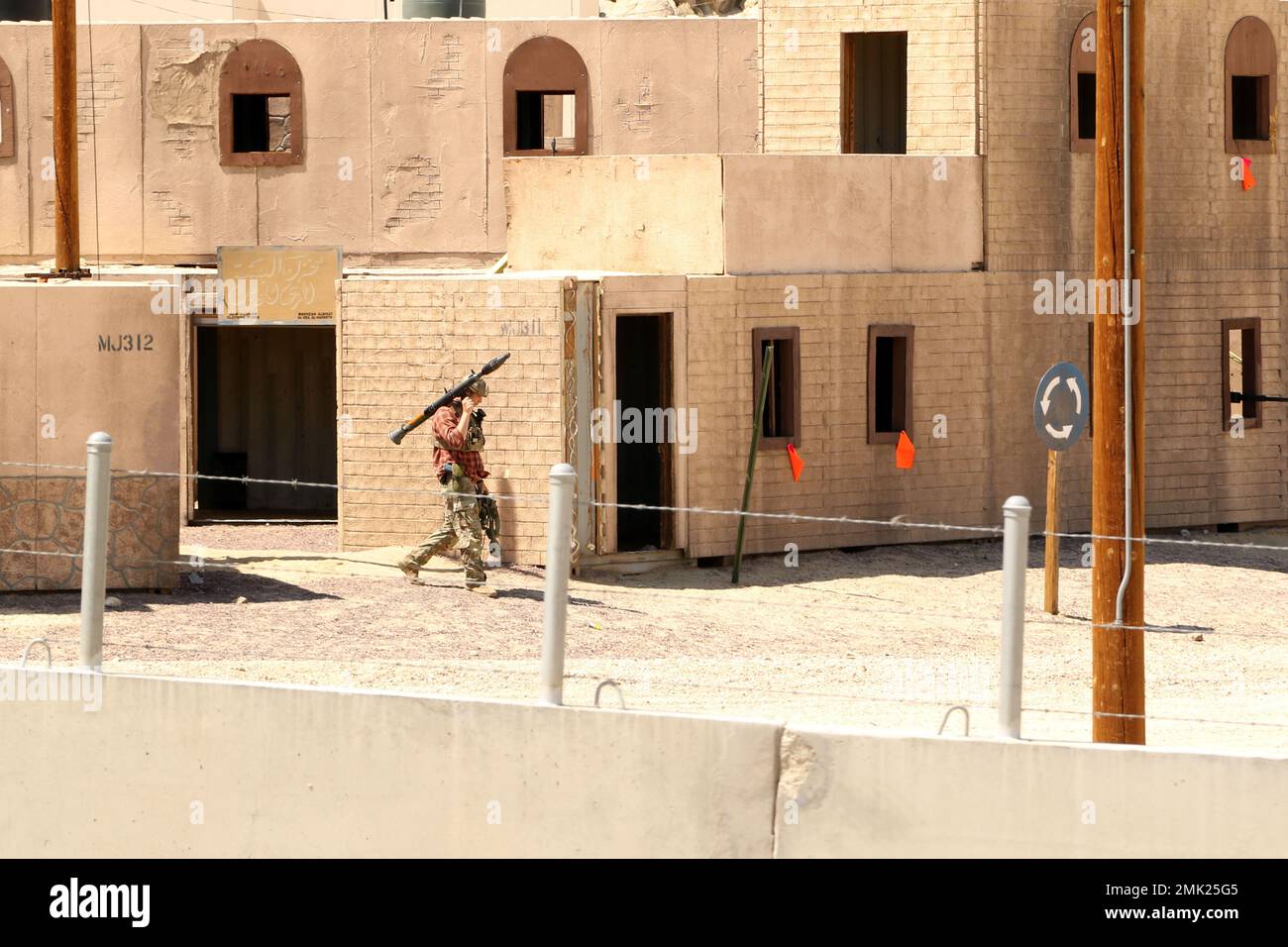 Soldat de l'armée américaine du 11th Armored Cavalry Regiment agissant comme une force opposée quitte un bâtiment épaulant un lanceur de grenade à roquette simulé (RPG) lors d'une démonstration de capacités militaires 3 septembre 2022, à Razish, Centre national d'entraînement à fort Irwin, Les soldats de l'armée américaine de Californie du 11th Armored Cavalry Regiment ont démontré des opérations de combat, y compris la réaction au contact, les opérations militaires en terrain urbain (MOUT) et les techniques de traitement médical et d'évacuation pour rendre visite au public lors d'une visite du Centre national d'entraînement. Banque D'Images