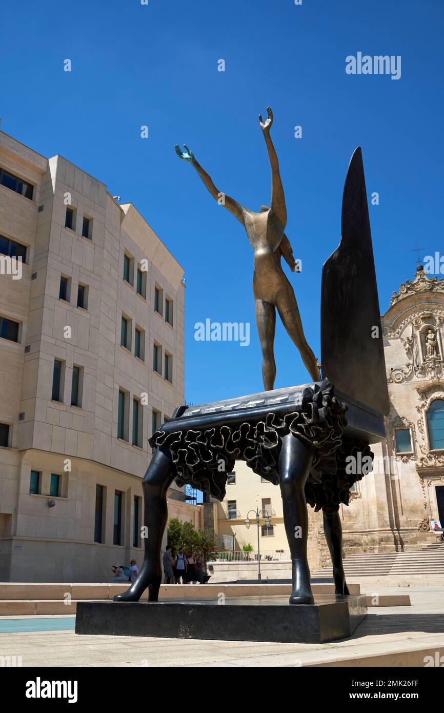 Une sculpture en bronze du 'Piano surréaliste' de Salvador Dali, Matera, Basilicate, Italie. Banque D'Images